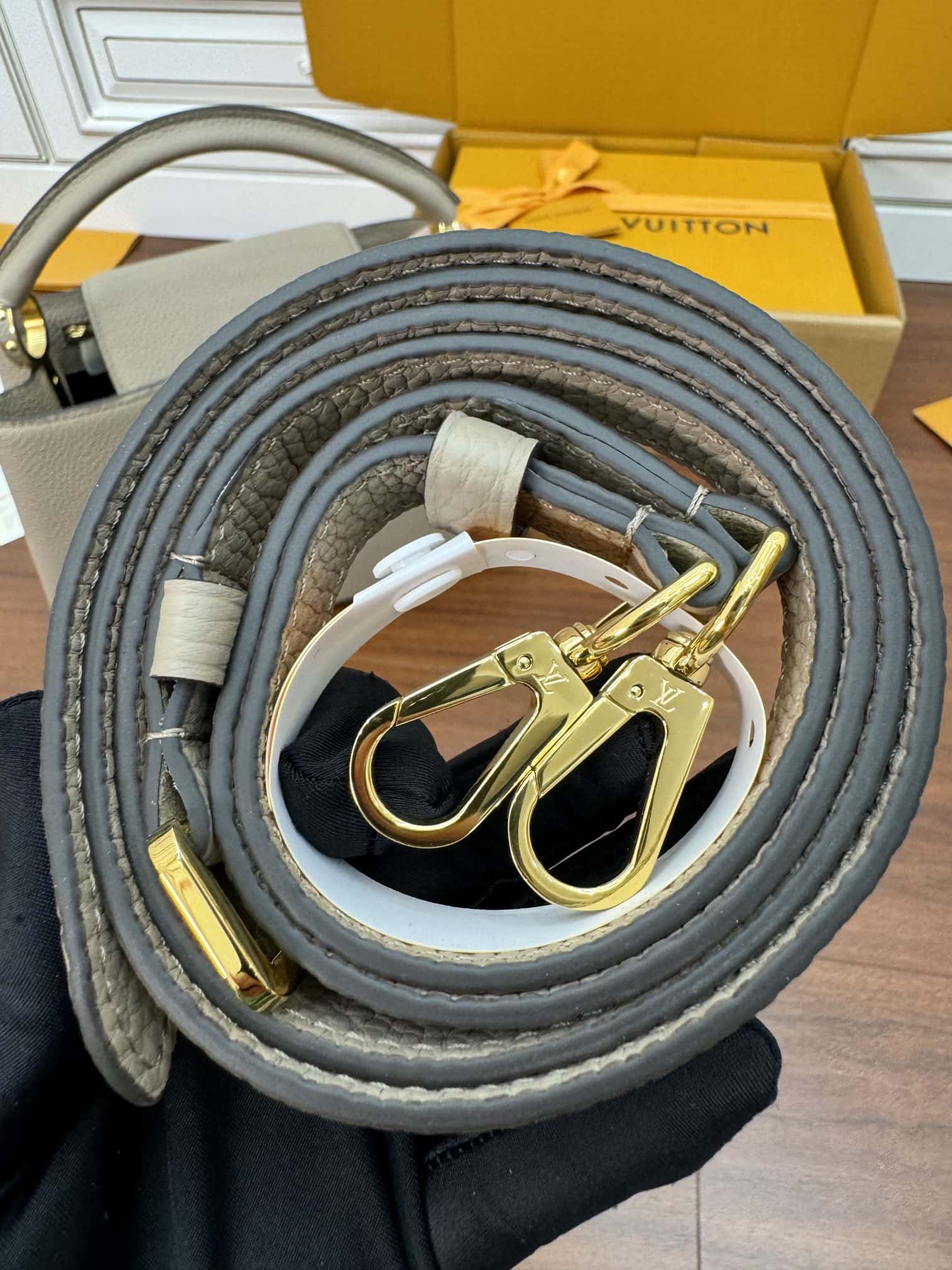 LV M42253特正版 Capucines 中號手袋¥3480.00-頂級1:1精品高仿包包香港台灣批發價格推薦微信哪裡買