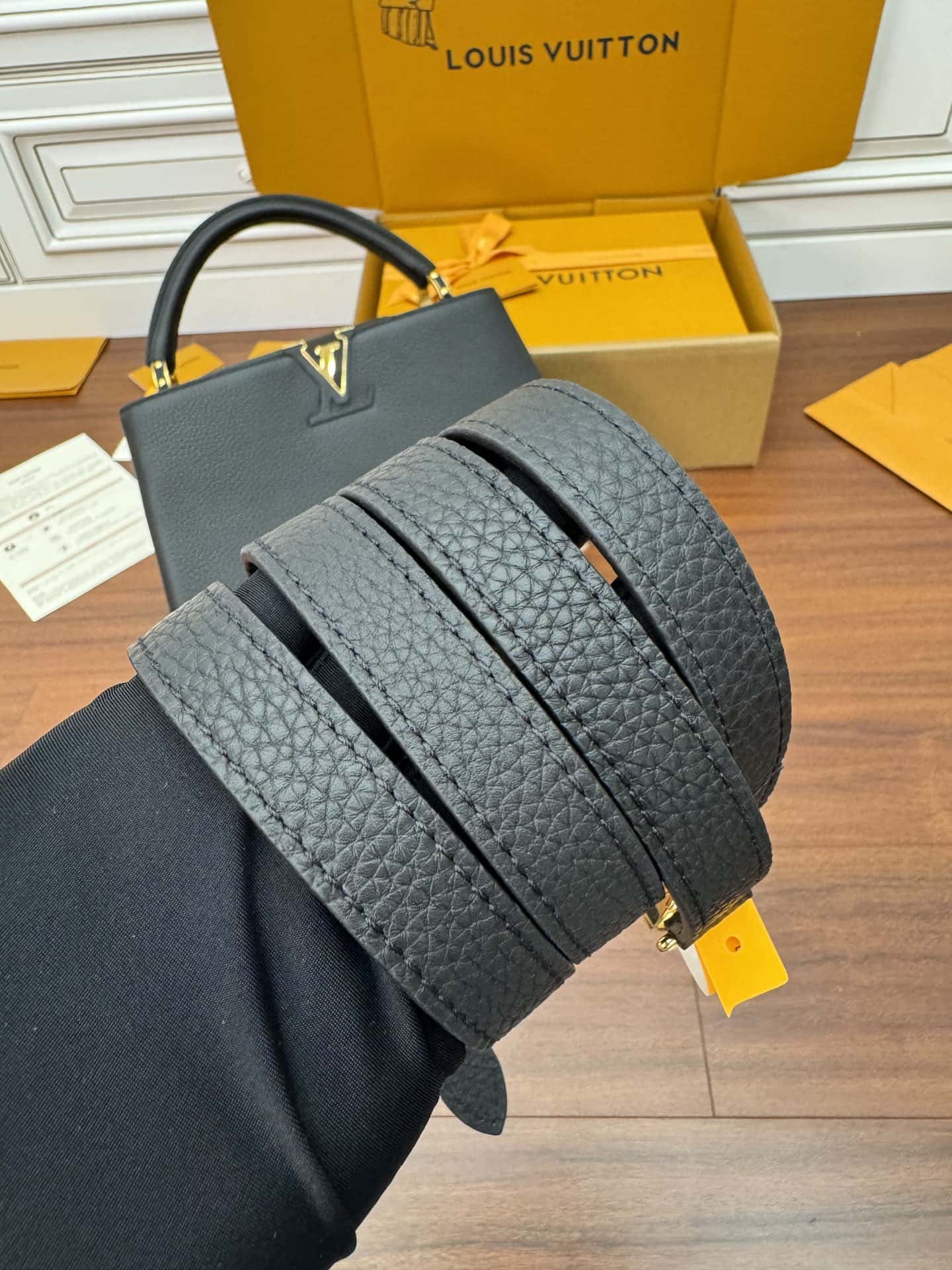 LV M42259 Capucines 中號手袋尺寸:31.5x20x11CM¥3480.00-頂級1:1精品高仿包包香港台灣批發價格推薦微信哪裡買