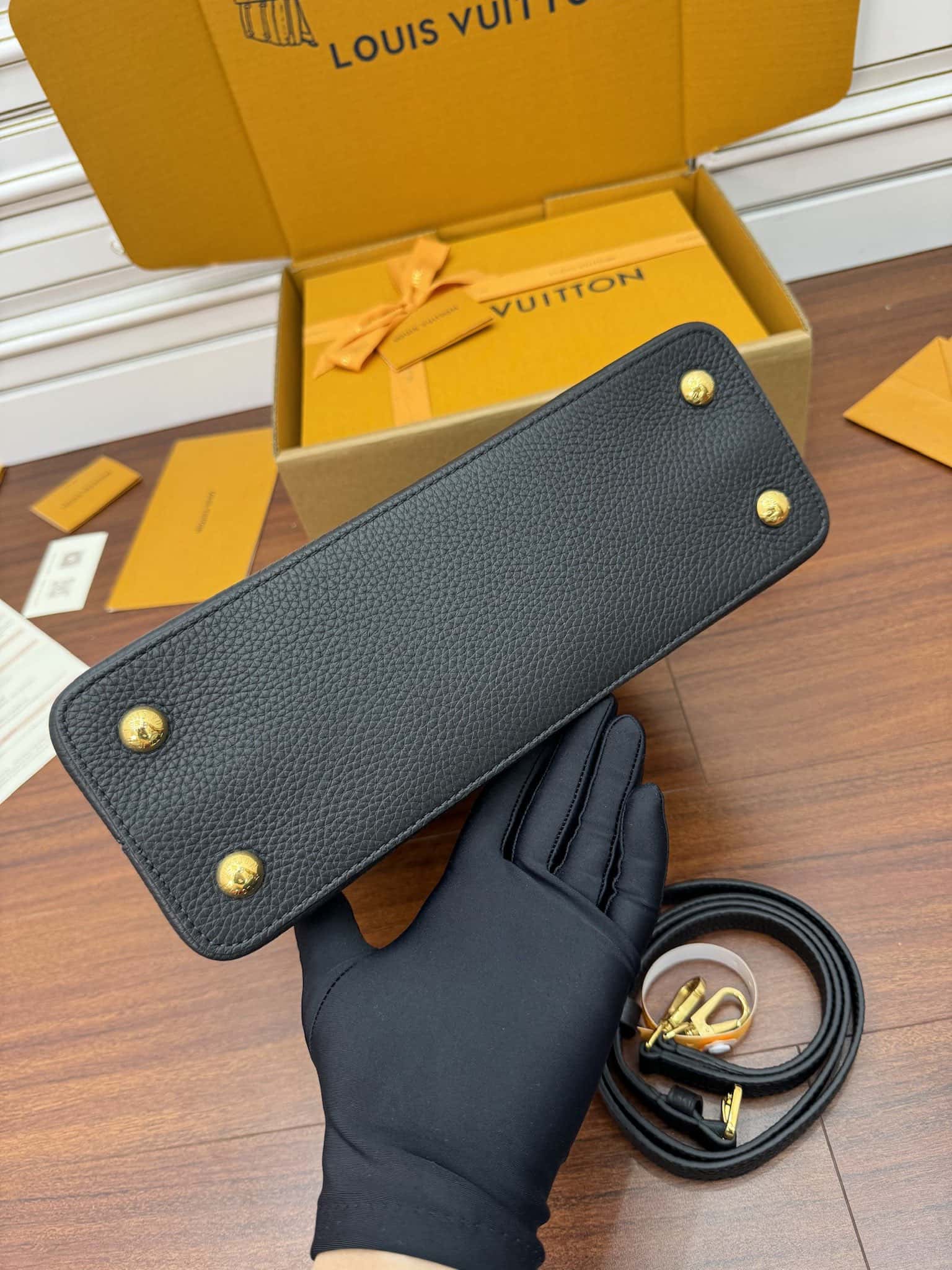 LV M42259 Capucines 中號手袋尺寸:31.5x20x11CM¥3480.00-頂級1:1精品高仿包包香港台灣批發價格推薦微信哪裡買