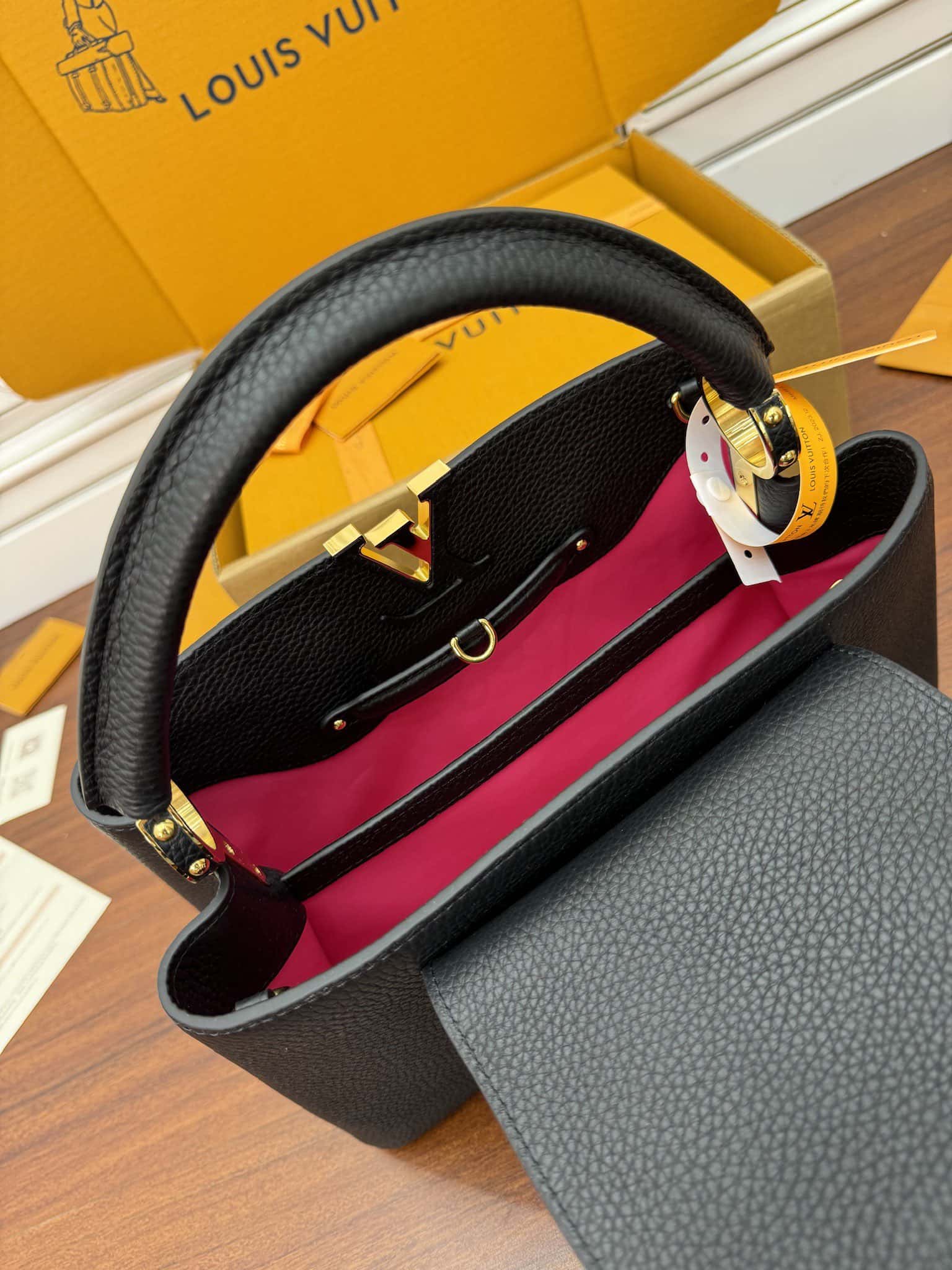 LV M42259 Capucines 中號手袋尺寸:31.5x20x11CM¥3480.00-頂級1:1精品高仿包包香港台灣批發價格推薦微信哪裡買