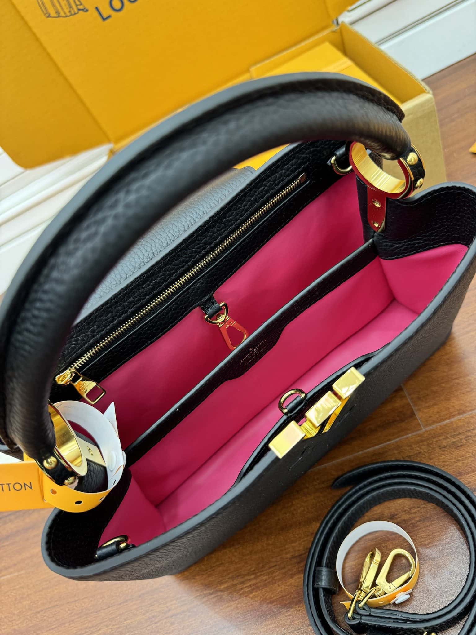 LV M42259 Capucines 中號手袋尺寸:31.5x20x11CM¥3480.00-頂級1:1精品高仿包包香港台灣批發價格推薦微信哪裡買