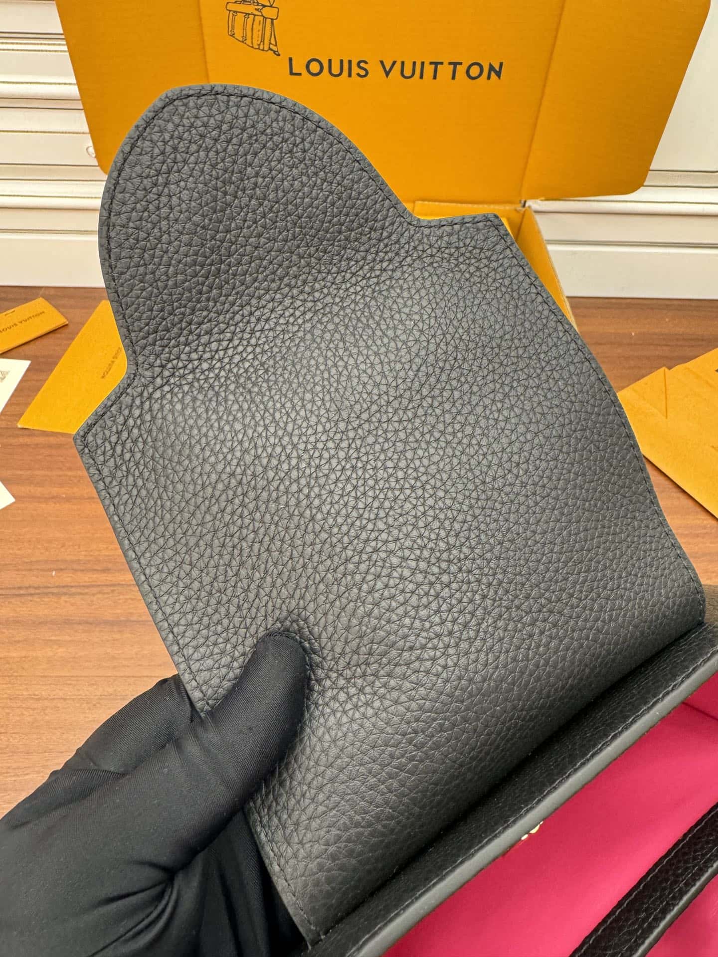 LV M42259 Capucines 中號手袋尺寸:31.5x20x11CM¥3480.00-頂級1:1精品高仿包包香港台灣批發價格推薦微信哪裡買