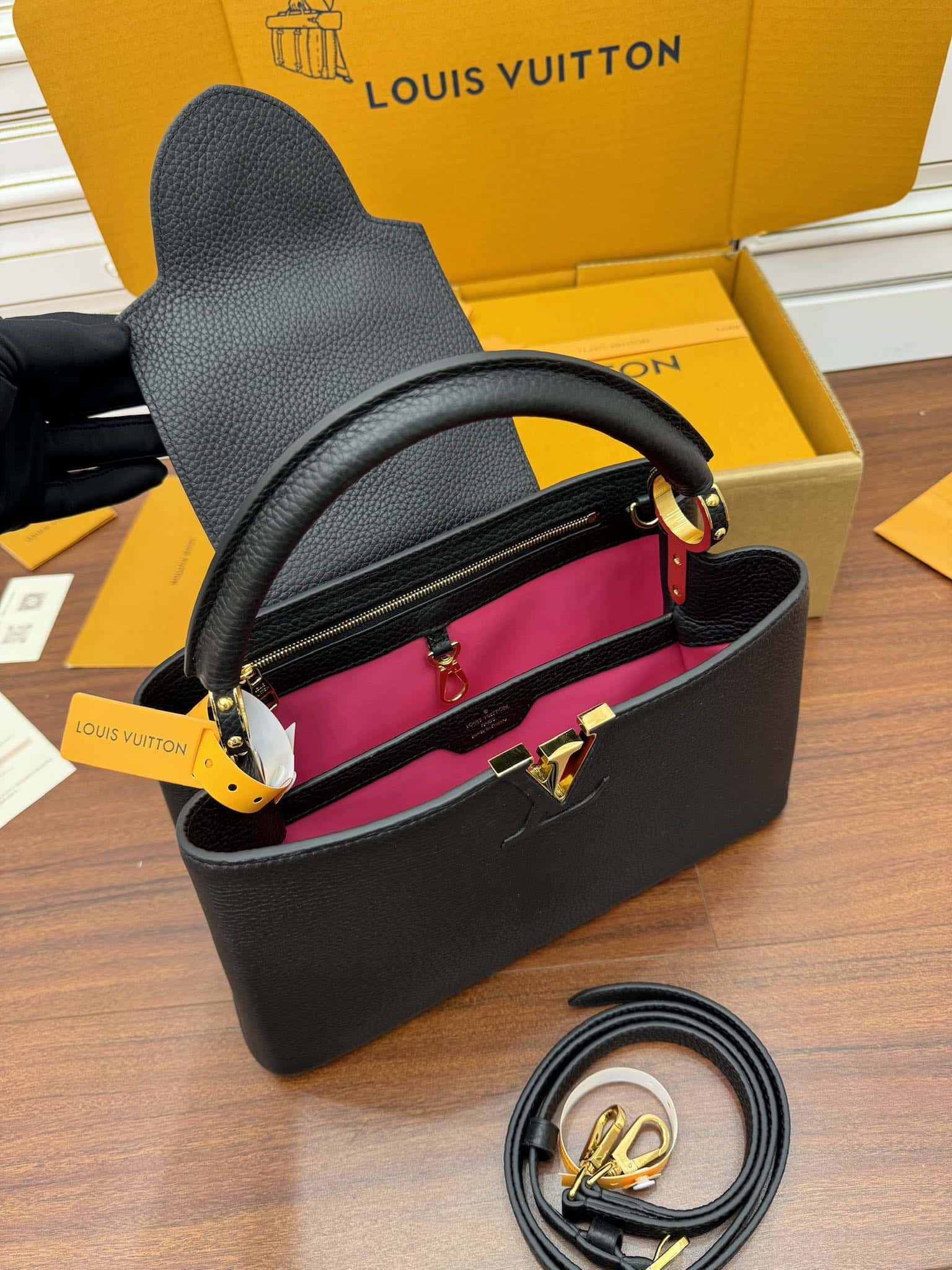 LV M42259 Capucines 中號手袋尺寸:31.5x20x11CM¥3480.00-頂級1:1精品高仿包包香港台灣批發價格推薦微信哪裡買