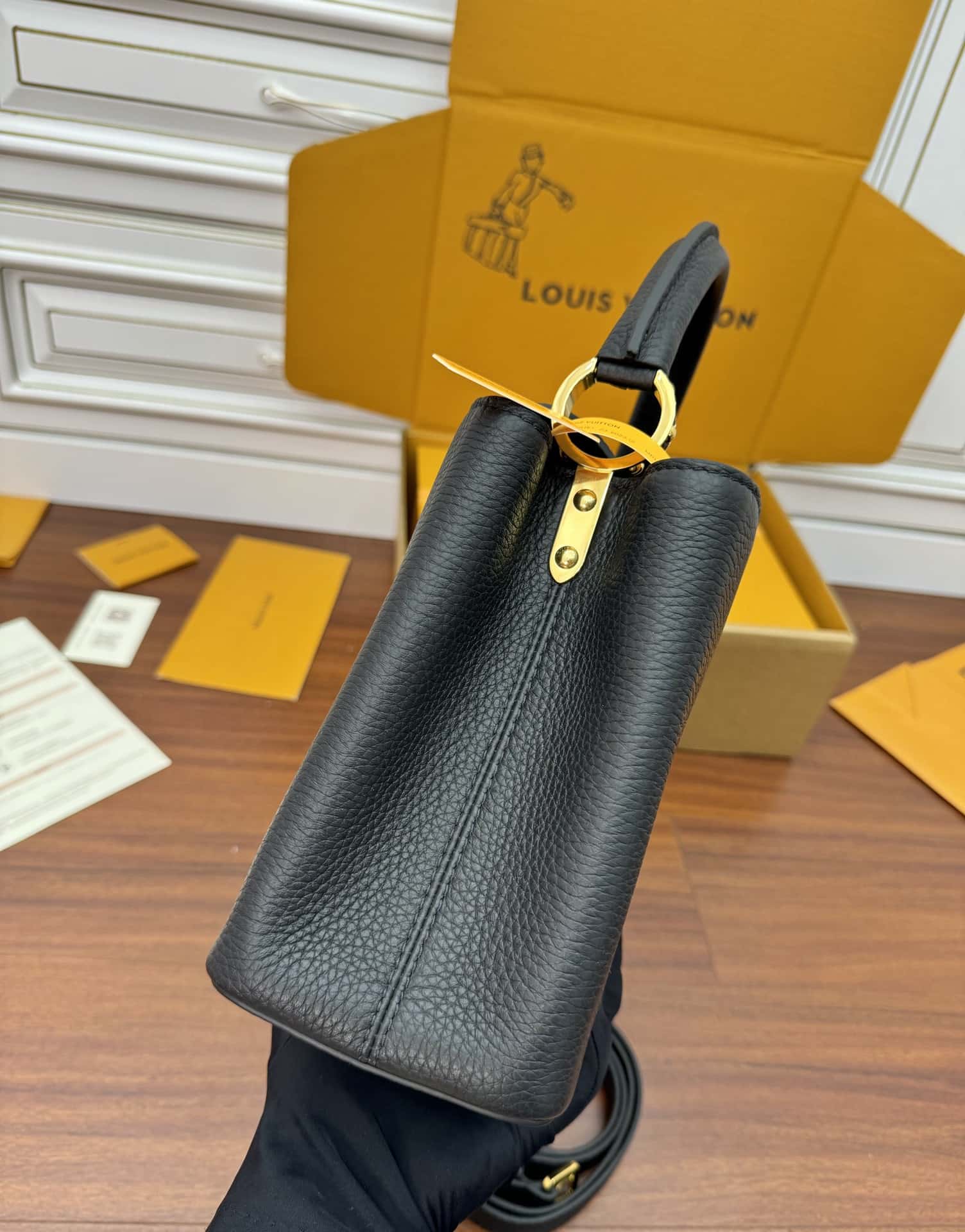 LV M42259 Capucines 中號手袋尺寸:31.5x20x11CM¥3480.00-頂級1:1精品高仿包包香港台灣批發價格推薦微信哪裡買