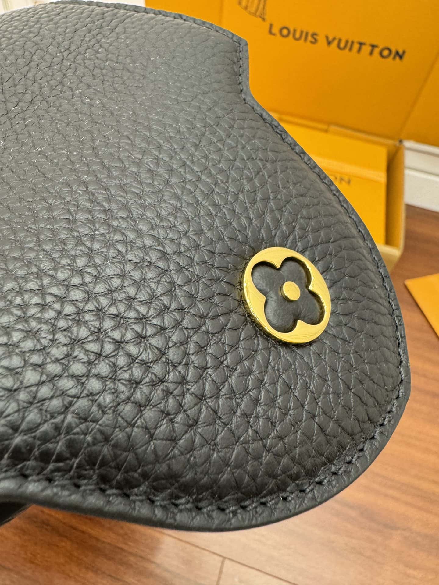 LV M42259 Capucines 中號手袋尺寸:31.5x20x11CM¥3480.00-頂級1:1精品高仿包包香港台灣批發價格推薦微信哪裡買