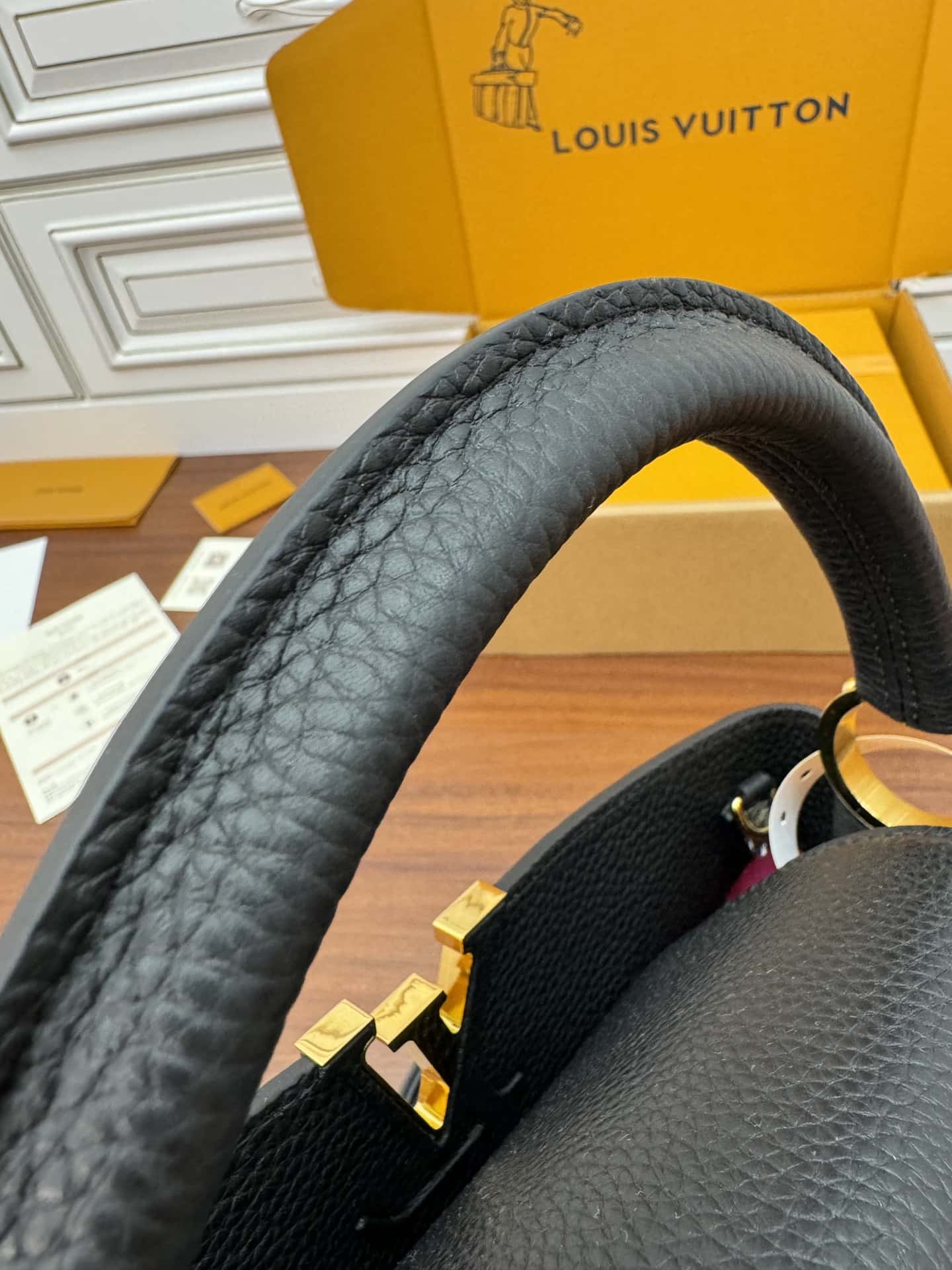 LV M42259 Capucines 中號手袋尺寸:31.5x20x11CM¥3480.00-頂級1:1精品高仿包包香港台灣批發價格推薦微信哪裡買