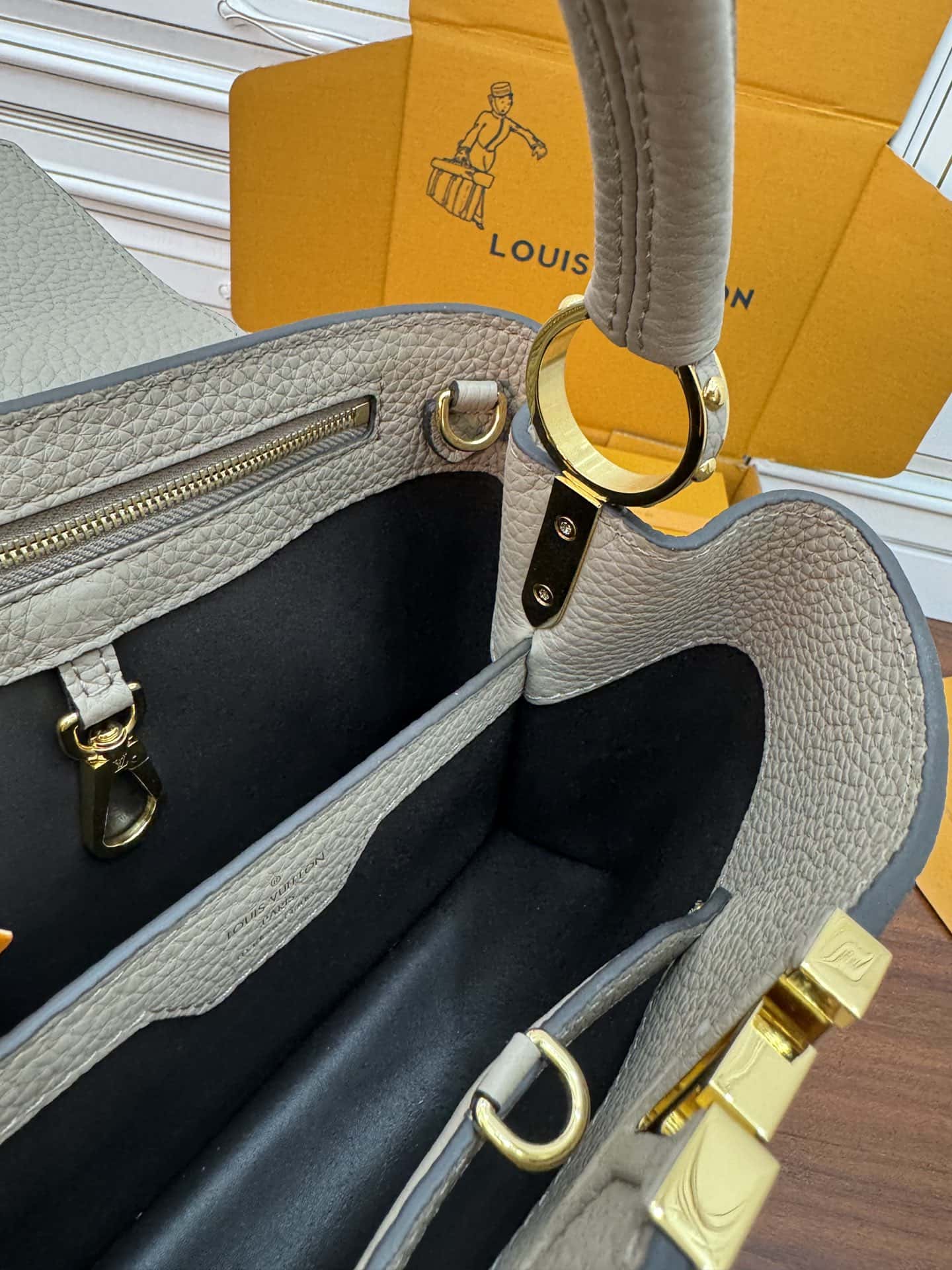 LV M94634 Capucines BB 手袋專櫃同步¥3480.00-頂級1:1精品高仿包包香港台灣批發價格推薦微信哪裡買