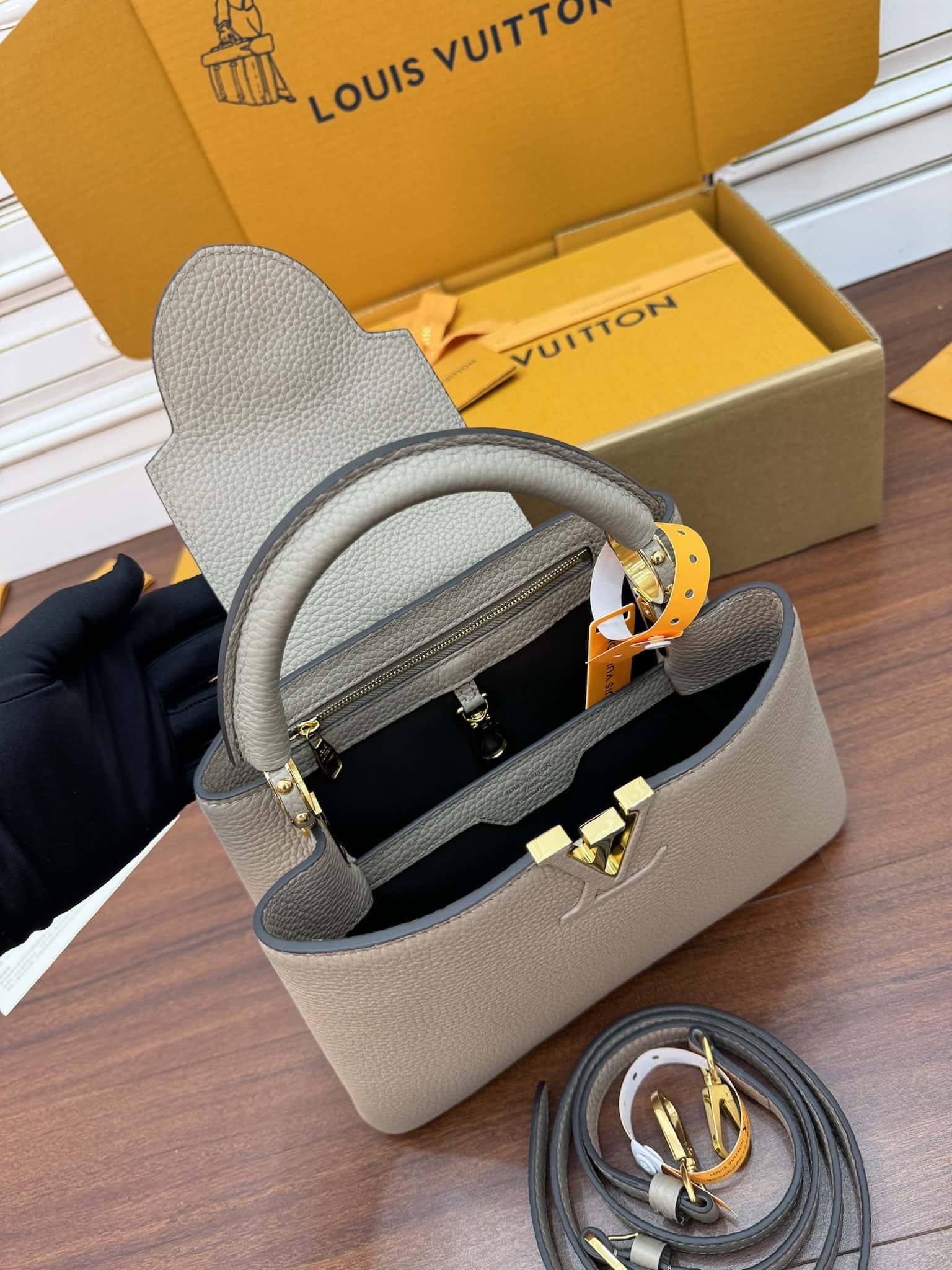 LV M94634 Capucines BB 手袋專櫃同步¥3480.00-頂級1:1精品高仿包包香港台灣批發價格推薦微信哪裡買