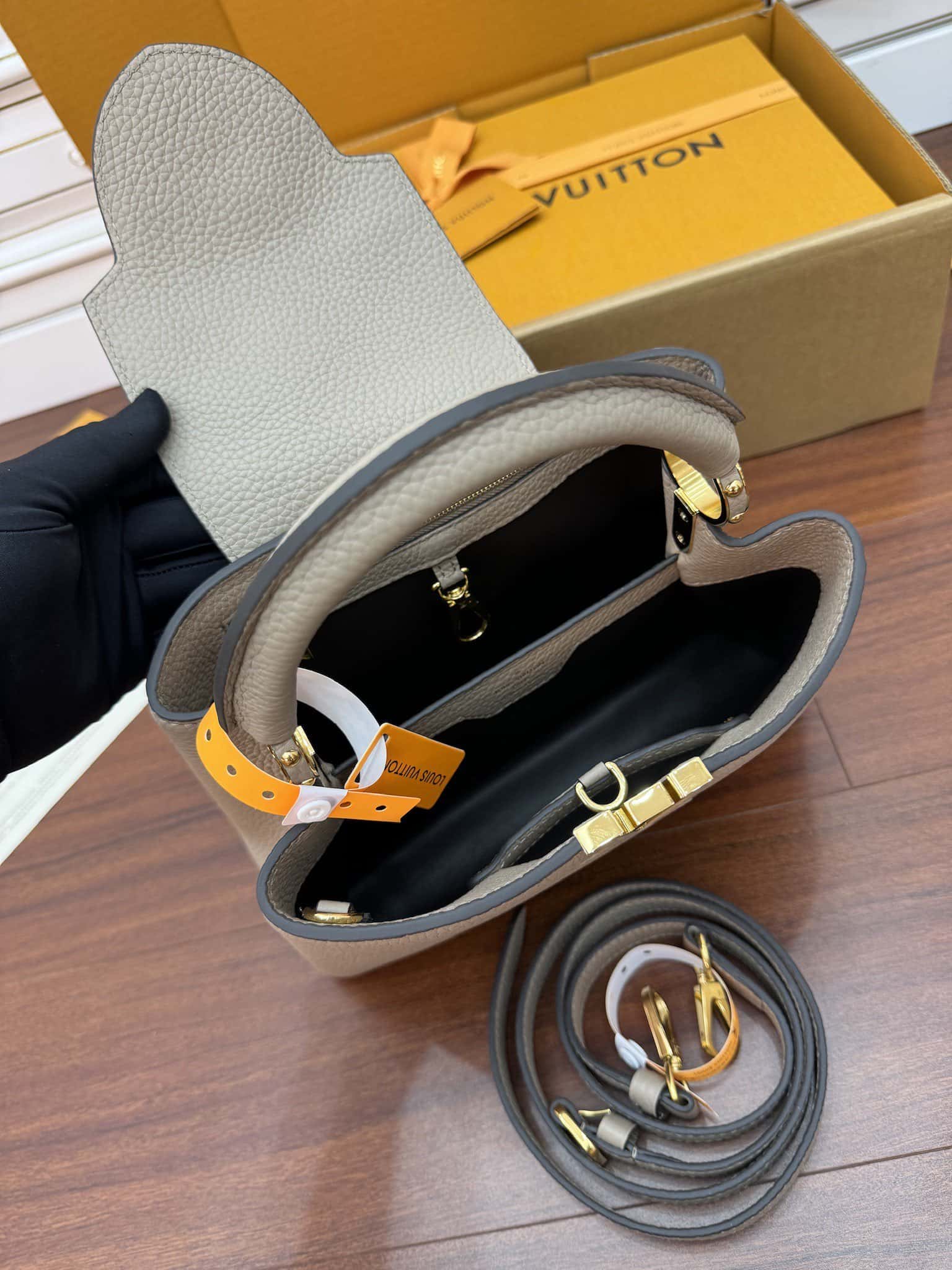 LV M94634 Capucines BB 手袋專櫃同步¥3480.00-頂級1:1精品高仿包包香港台灣批發價格推薦微信哪裡買