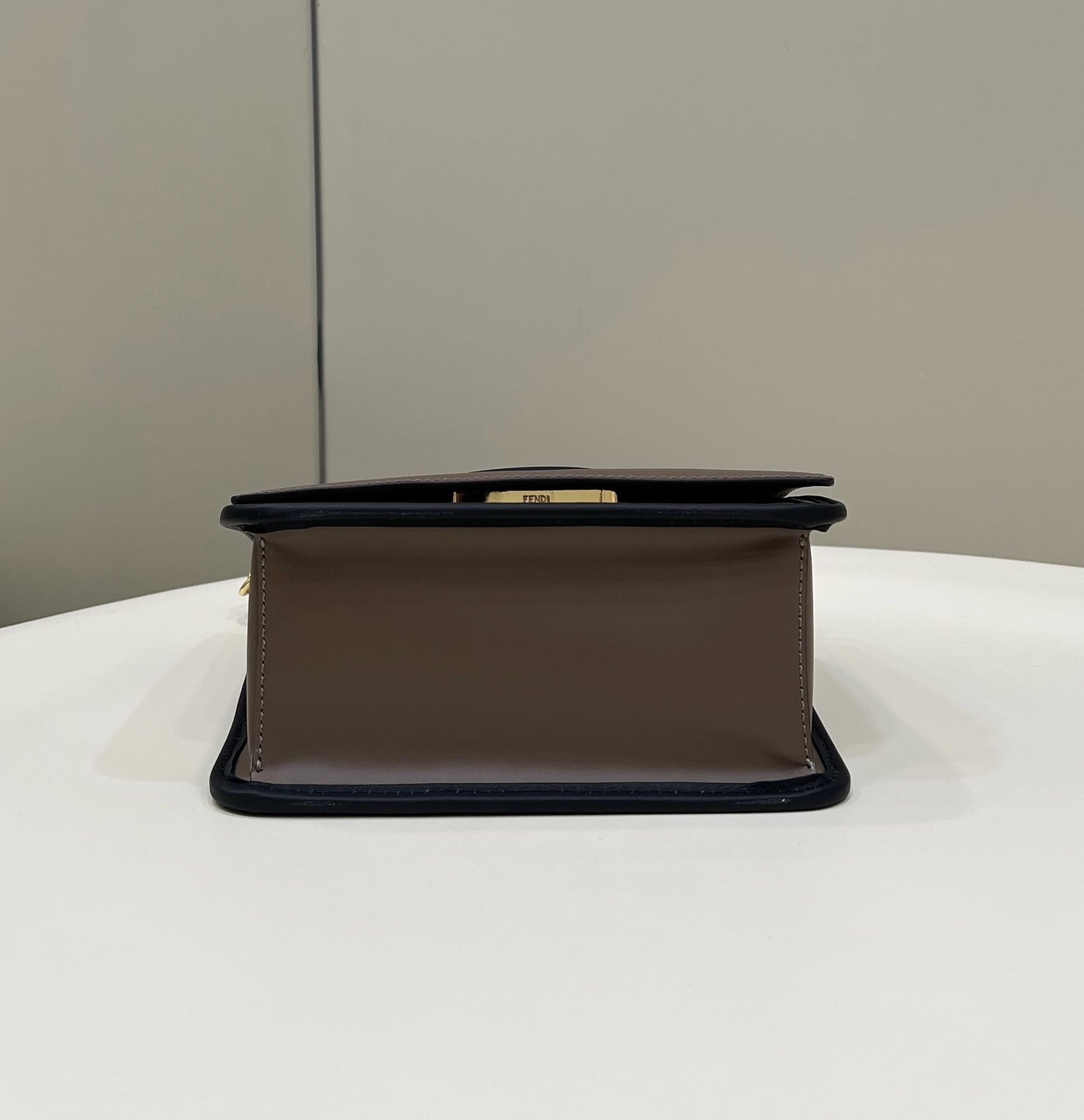 FF凸紋印花標誌翻蓋手袋2820¥2,480.00-頂級1:1精品高仿包包香港台灣批發價格推薦微信哪裡買