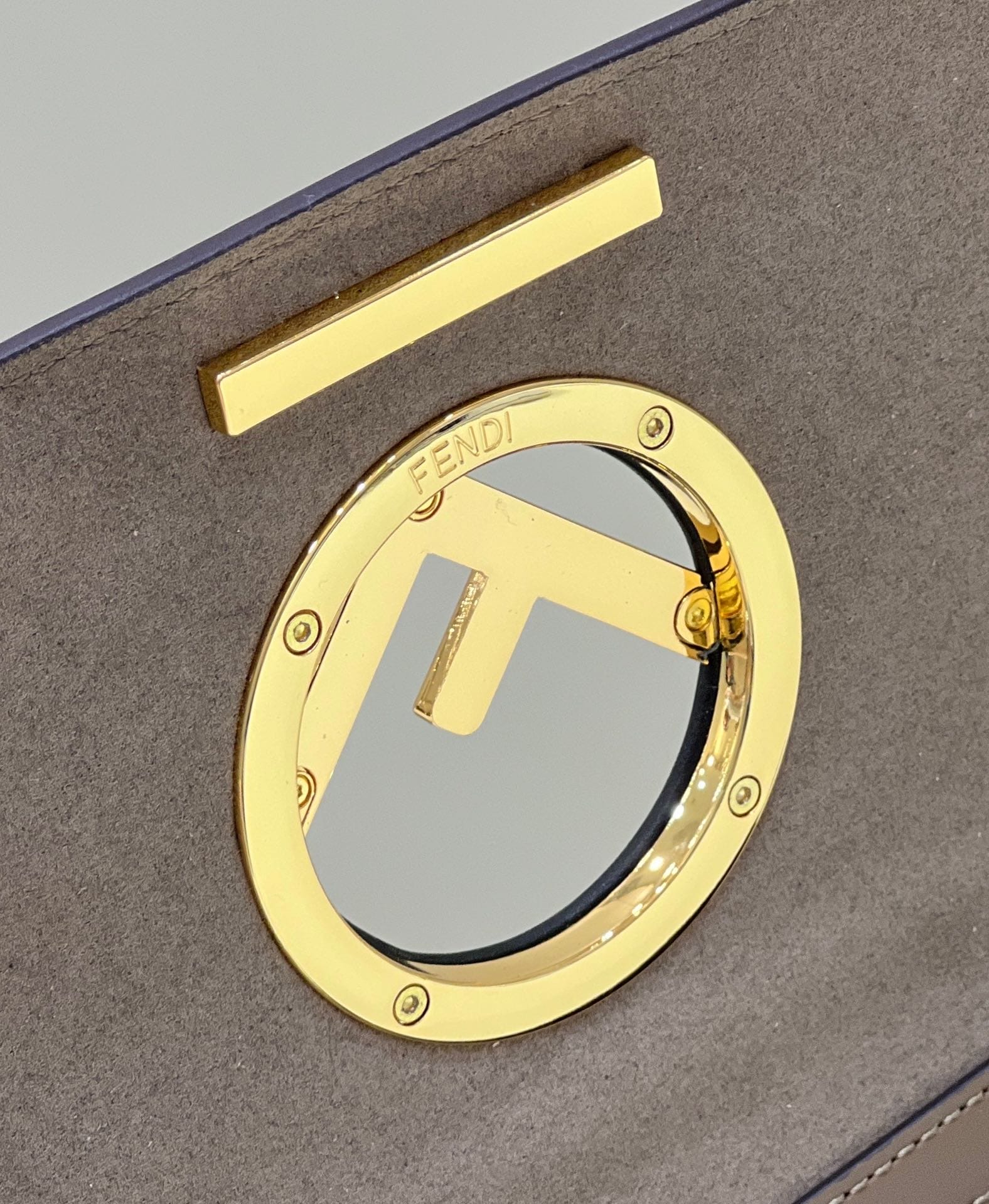 FF凸紋印花標誌翻蓋手袋2820¥2,480.00-頂級1:1精品高仿包包香港台灣批發價格推薦微信哪裡買