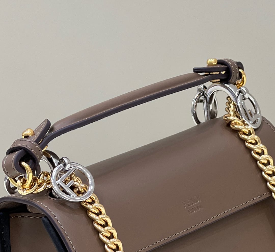 FF凸紋印花標誌翻蓋手袋2820¥2,480.00-頂級1:1精品高仿包包香港台灣批發價格推薦微信哪裡買