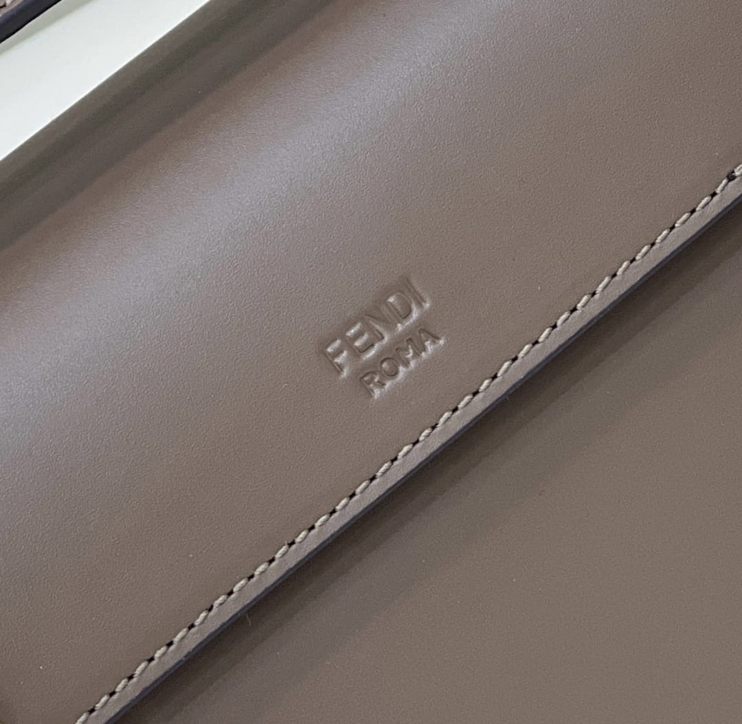 FF凸紋印花標誌翻蓋手袋2820¥2,480.00-頂級1:1精品高仿包包香港台灣批發價格推薦微信哪裡買