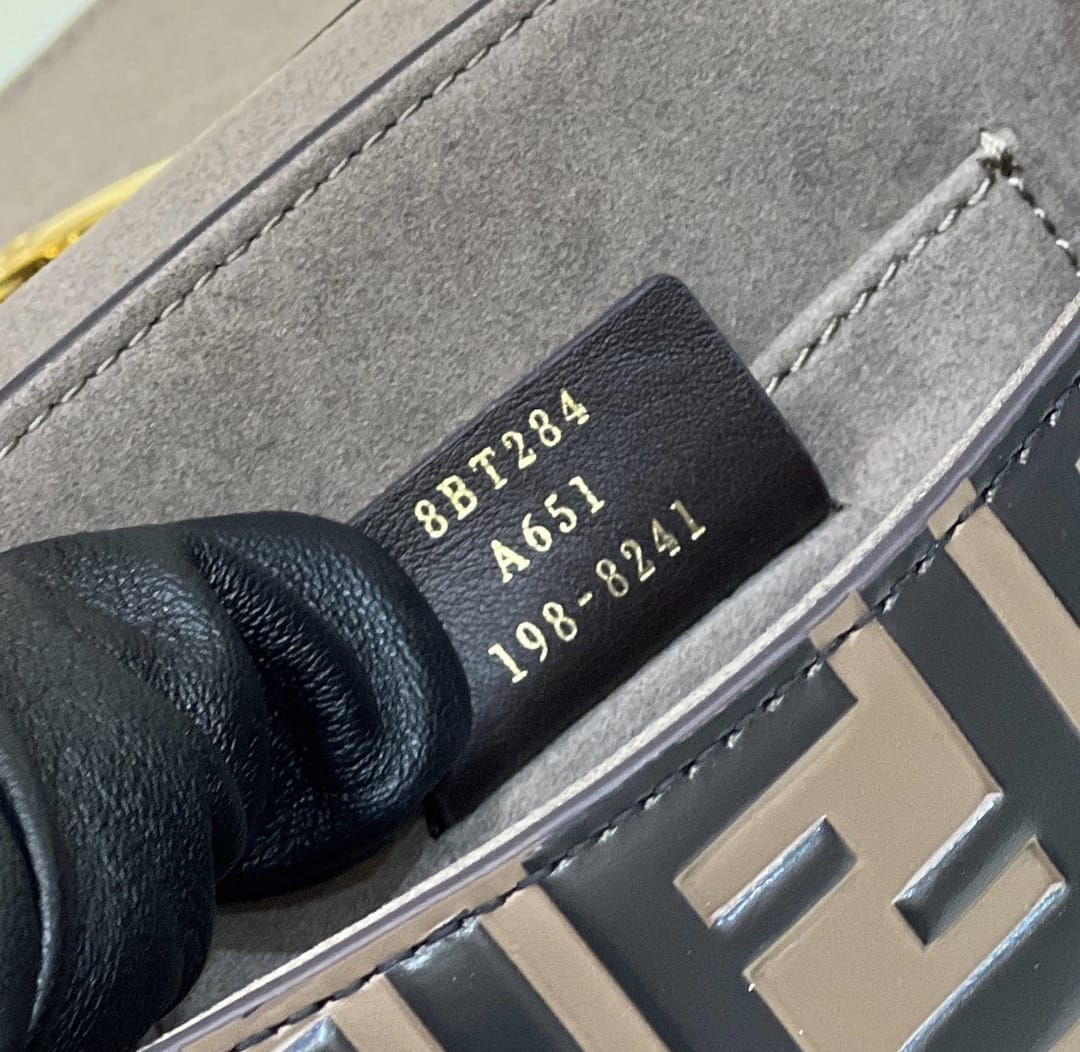 FF凸紋印花標誌翻蓋手袋2820¥2,480.00-頂級1:1精品高仿包包香港台灣批發價格推薦微信哪裡買