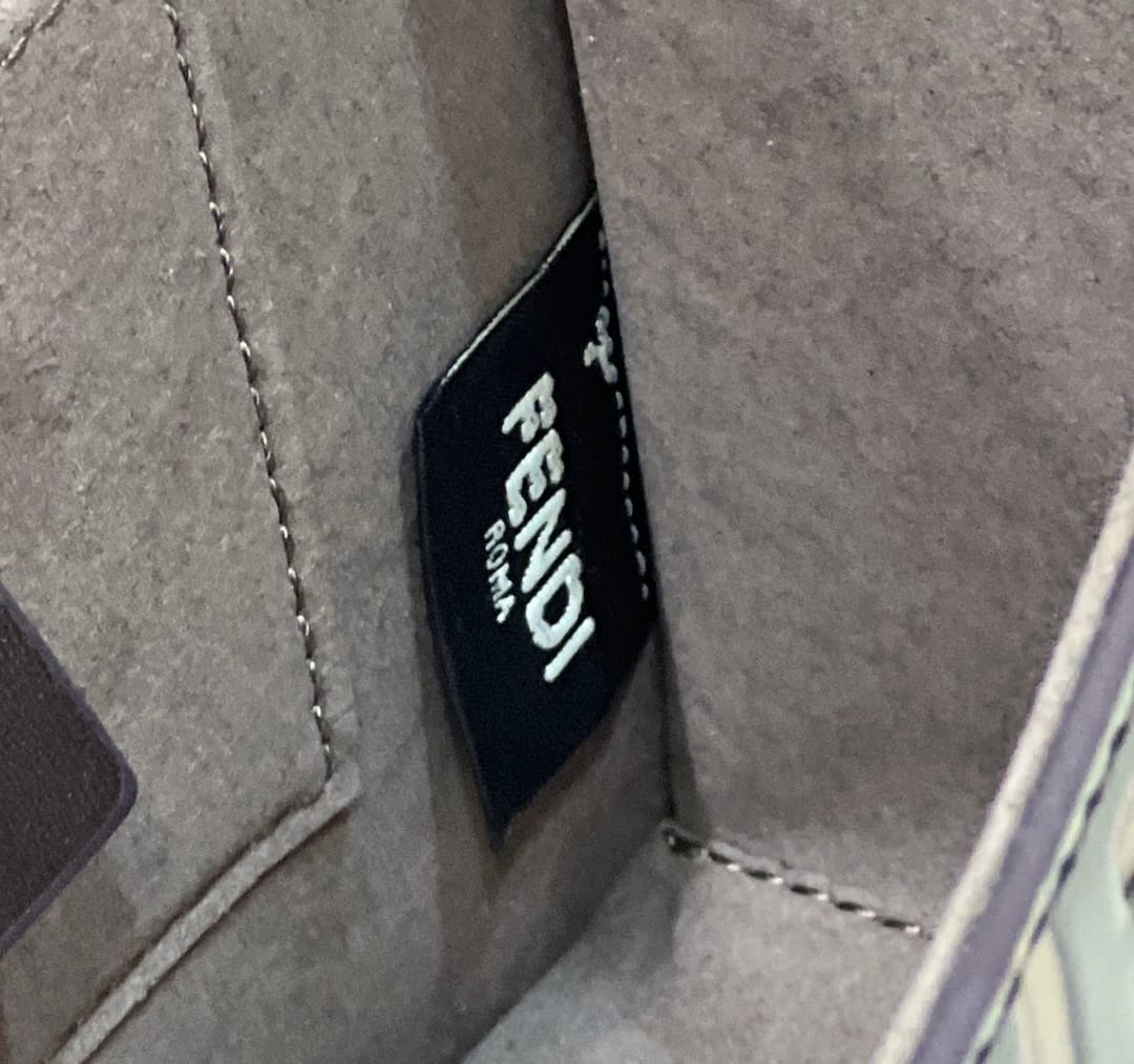 FF凸紋印花標誌翻蓋手袋2820¥2,480.00-頂級1:1精品高仿包包香港台灣批發價格推薦微信哪裡買