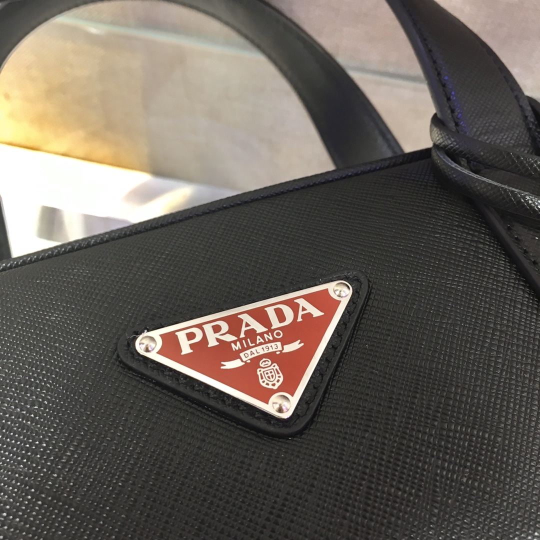 PRADA普拉達進口Saffiano十字紋牛皮公文包2VE368¥1980.00-頂級1:1精品高仿包包香港台灣批發價格推薦微信哪裡買