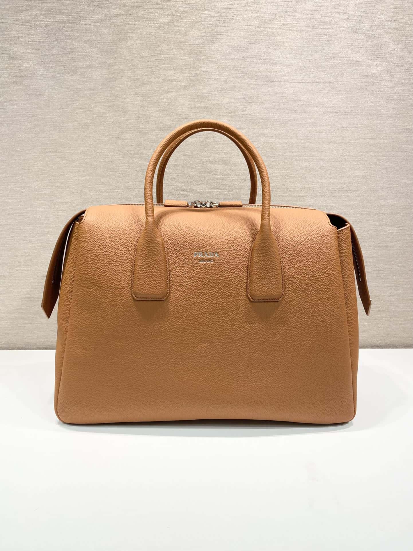 PRADA正品原單級普拉達 雙提手皮革旅行包🎉2VC035¥2980.00-頂級1:1精品高仿包包香港台灣批發價格推薦微信哪裡買