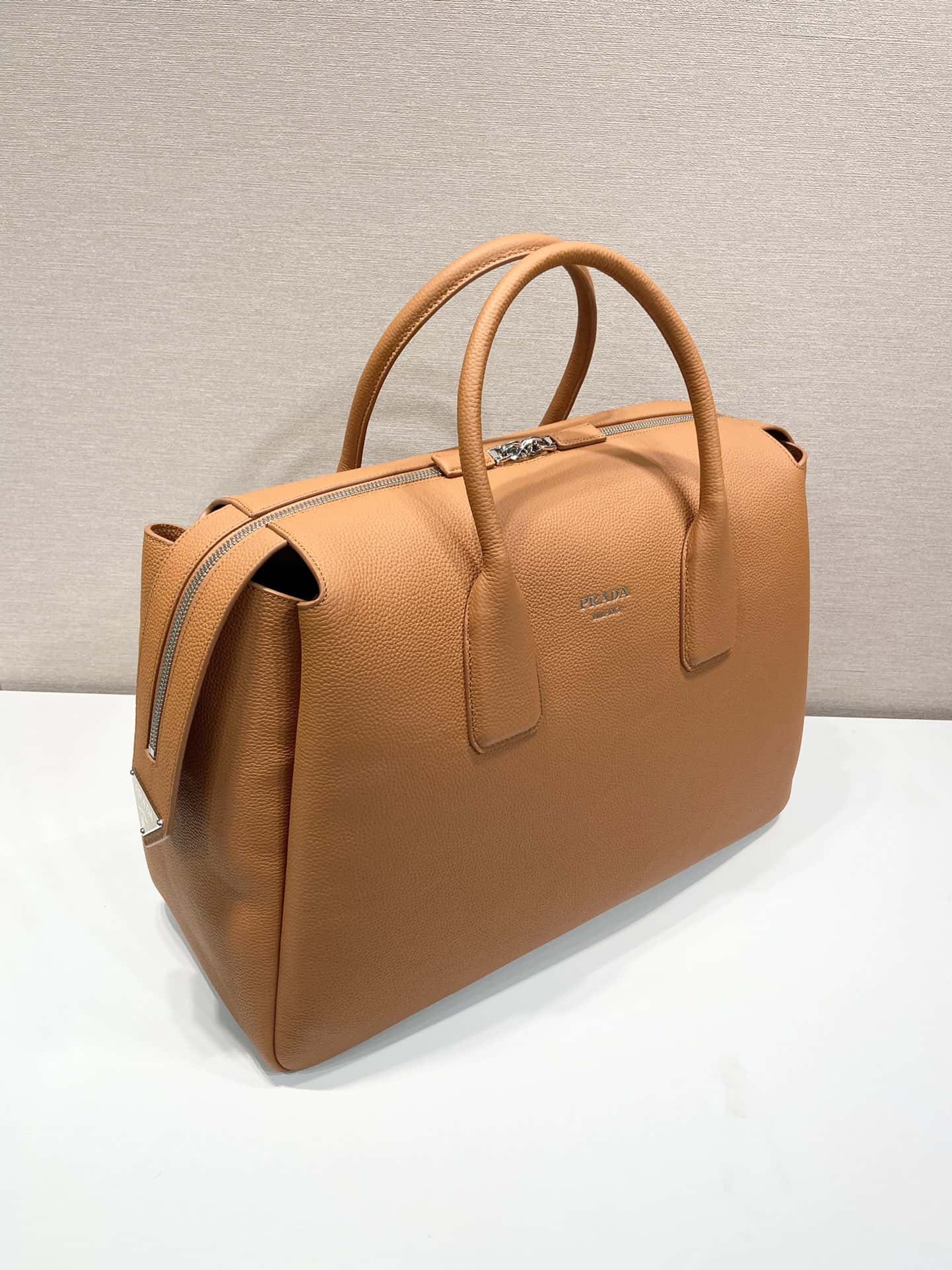 PRADA正品原單級普拉達 雙提手皮革旅行包🎉2VC035¥2980.00-頂級1:1精品高仿包包香港台灣批發價格推薦微信哪裡買