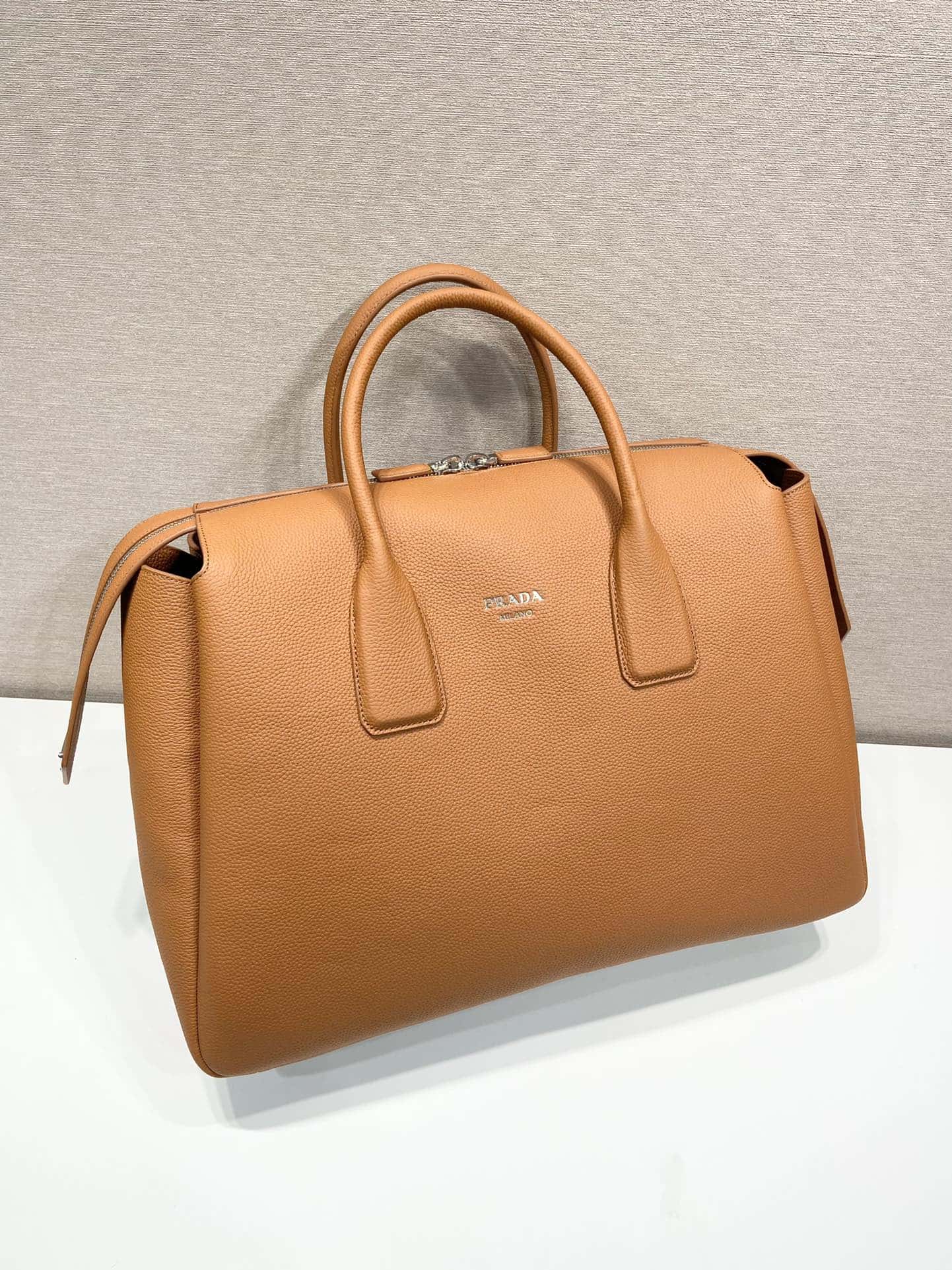 PRADA正品原單級普拉達 雙提手皮革旅行包🎉2VC035¥2980.00-頂級1:1精品高仿包包香港台灣批發價格推薦微信哪裡買