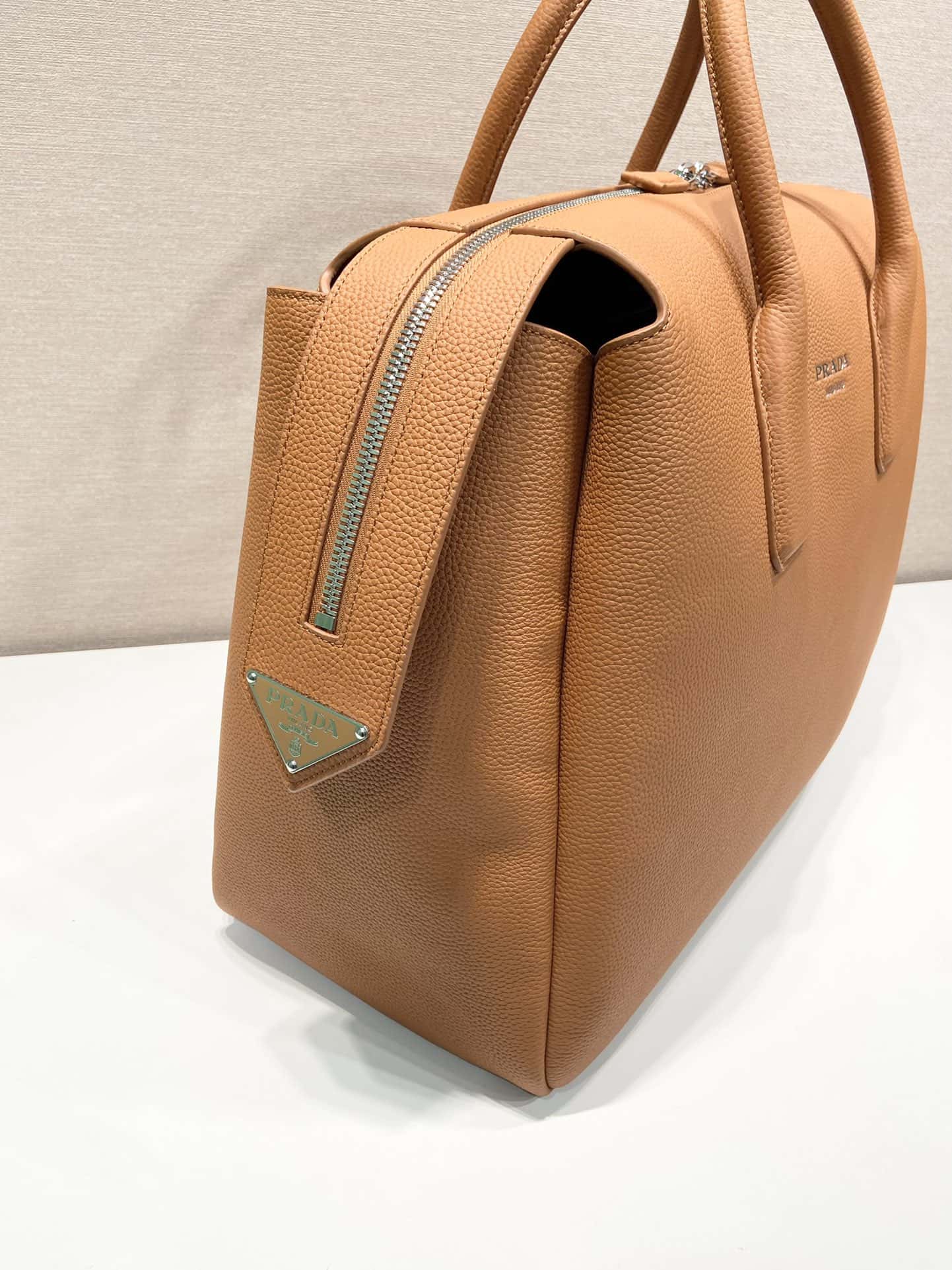 PRADA正品原單級普拉達 雙提手皮革旅行包🎉2VC035¥2980.00-頂級1:1精品高仿包包香港台灣批發價格推薦微信哪裡買