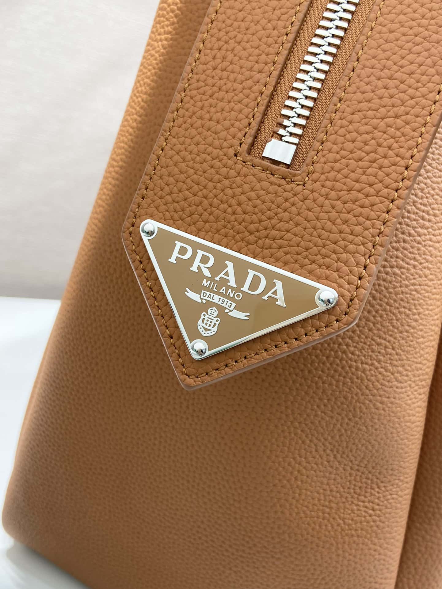 PRADA正品原單級普拉達 雙提手皮革旅行包🎉2VC035¥2980.00-頂級1:1精品高仿包包香港台灣批發價格推薦微信哪裡買