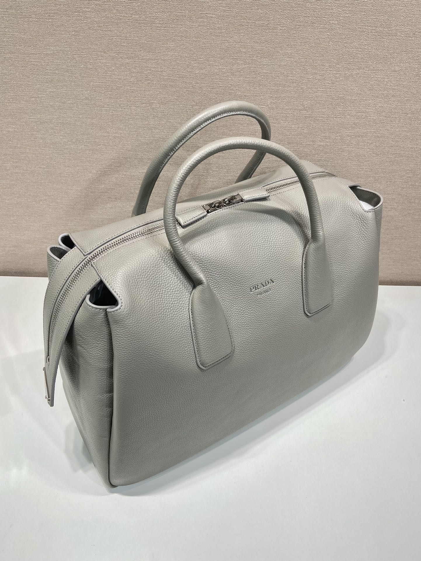 PRADA普拉達高仿原單進口小牛皮新款旅行包2VC035¥2980.00-頂級1:1精品高仿包包香港台灣批發價格推薦微信哪裡買