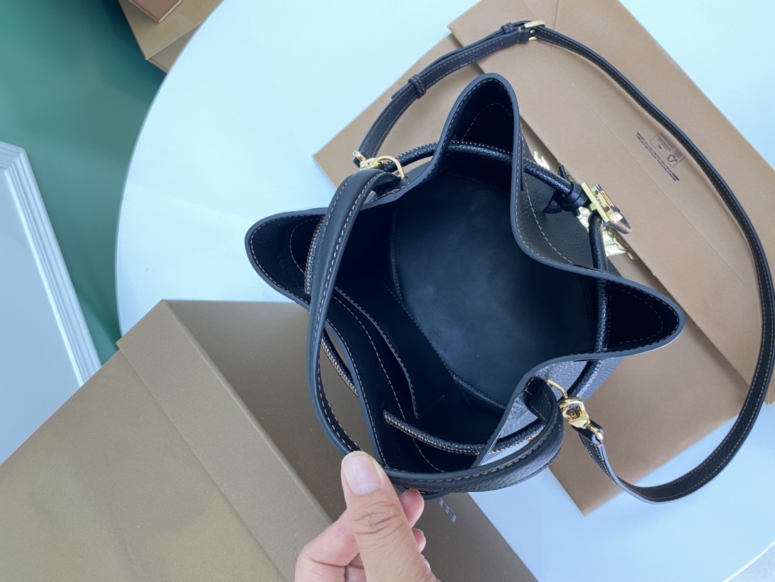 Burberry巴寶莉最新版小牛皮水桶包-頂級1:1精品高仿包包香港台灣批發價格推薦微信哪裡買