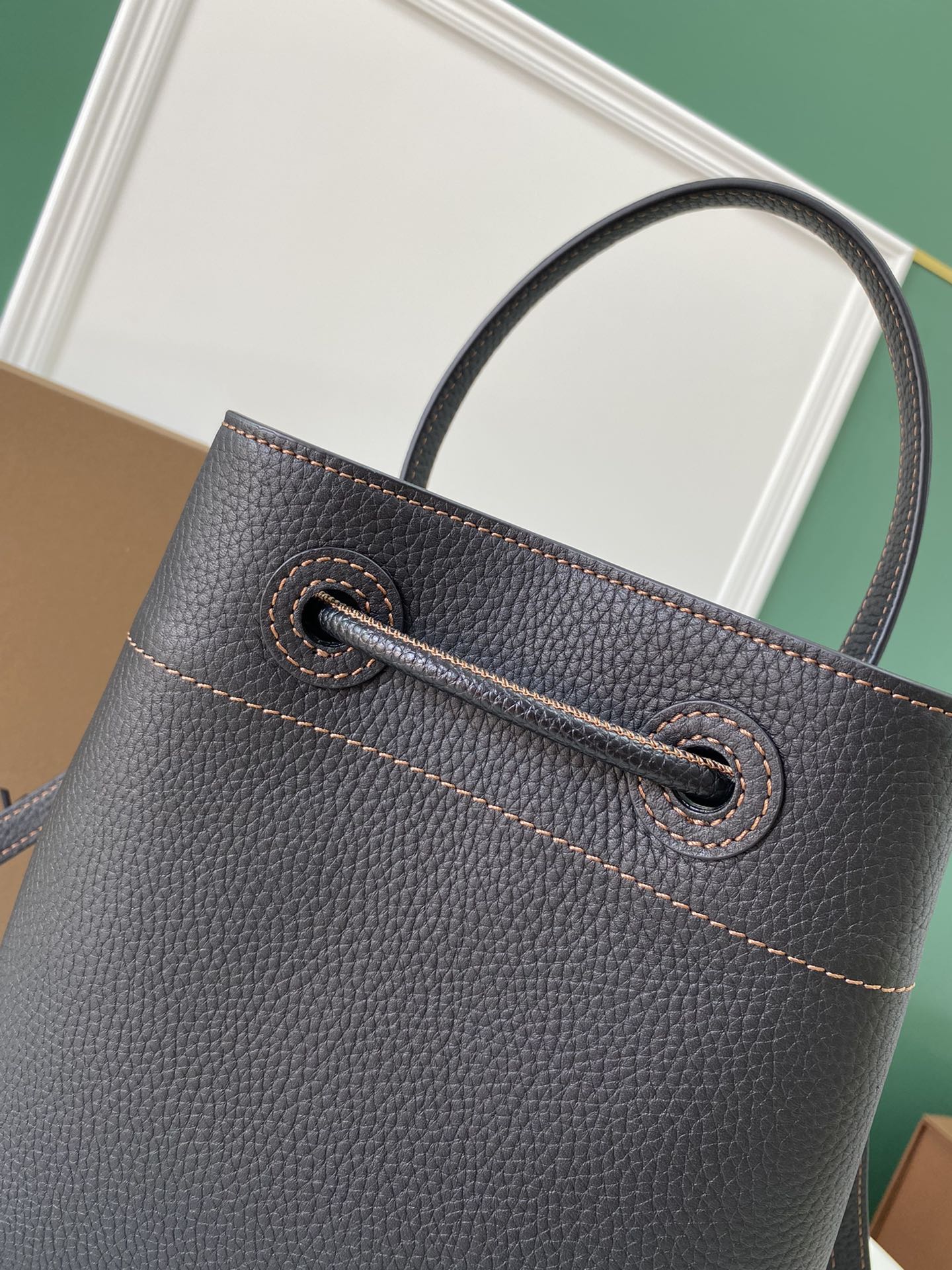 Burberry巴寶莉最新版小牛皮水桶包-頂級1:1精品高仿包包香港台灣批發價格推薦微信哪裡買