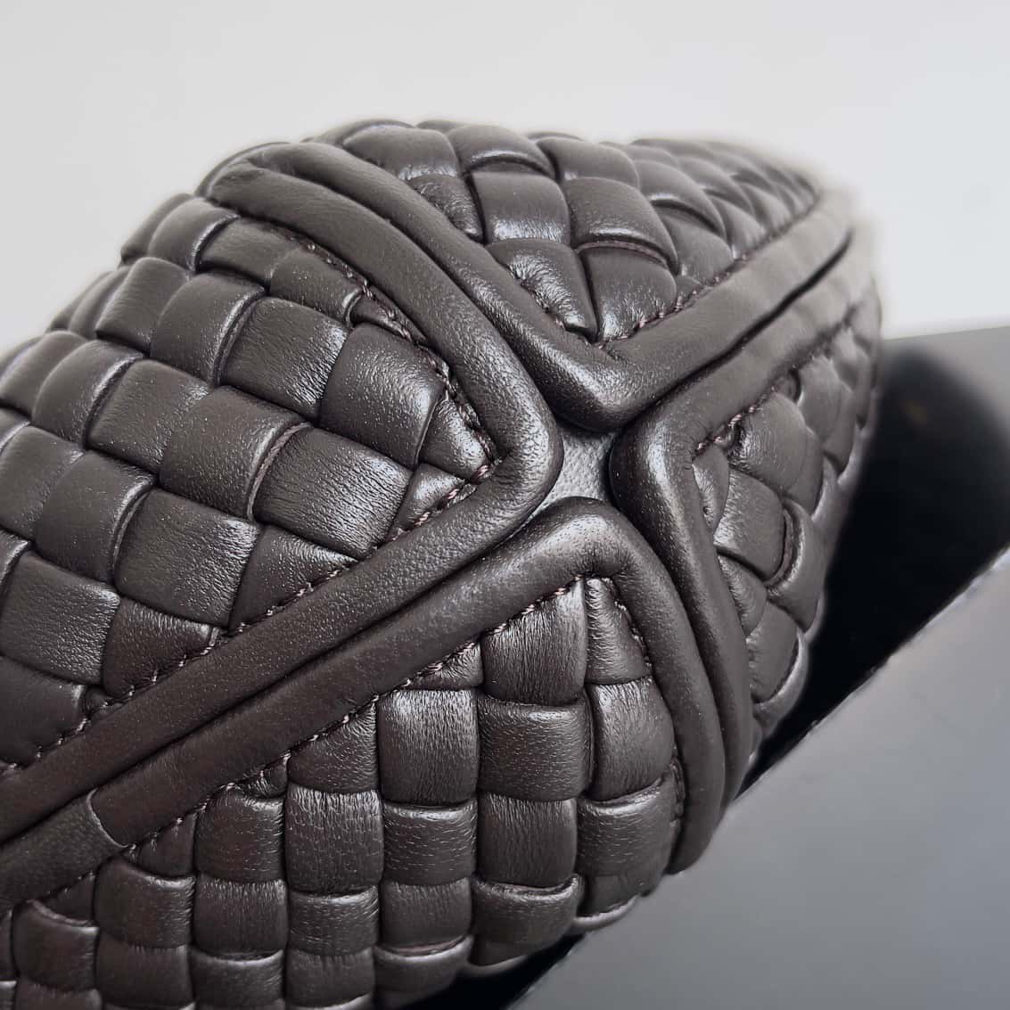 BV早春新款 Clicker圓弧形包款羔羊編織皮 款號：730968 巧克力色-頂級1:1精品高仿包包香港台灣批發價格推薦微信哪裡買