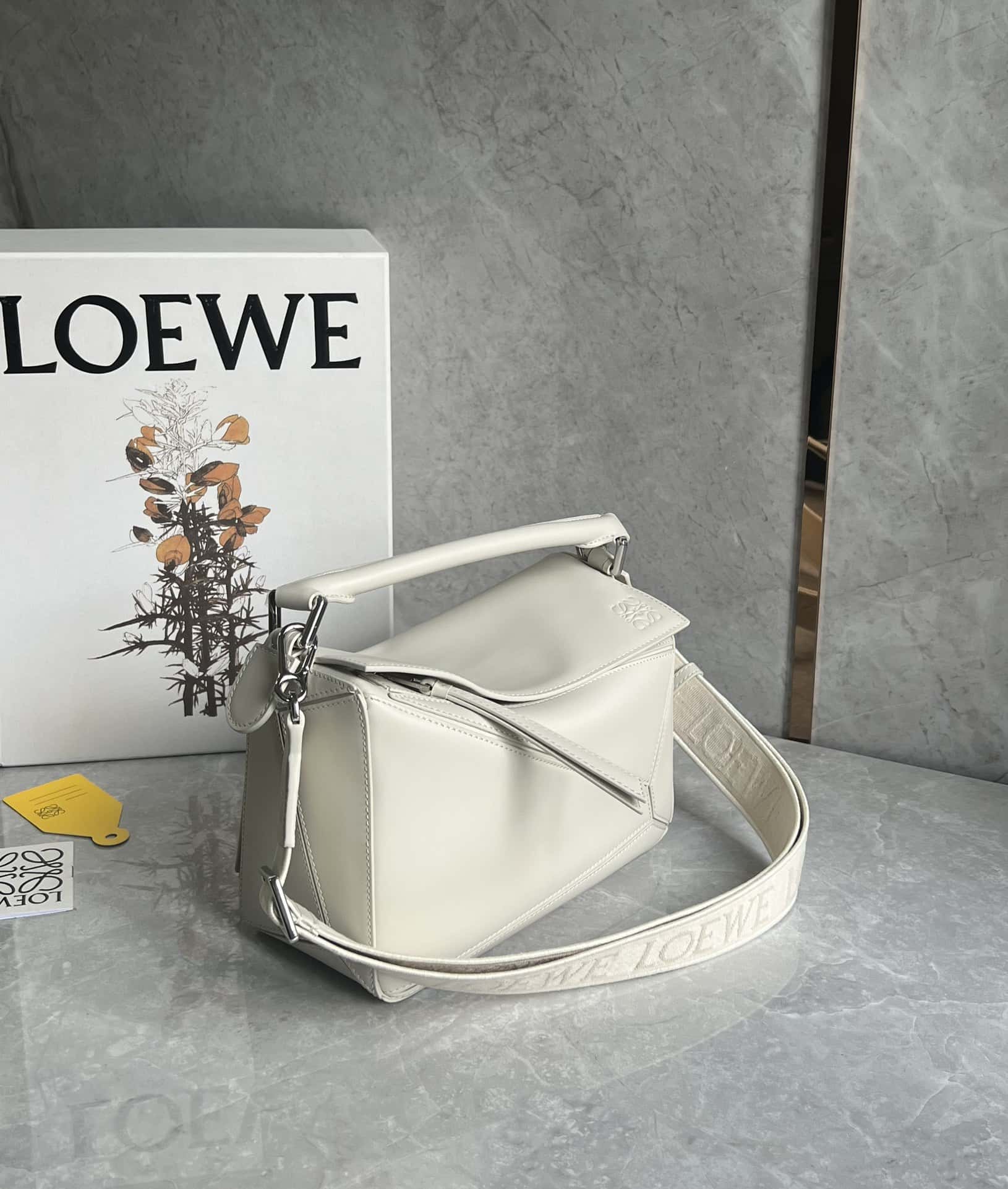 LOEWE 緞面牛皮+Anagram刺繡肩帶<a href=