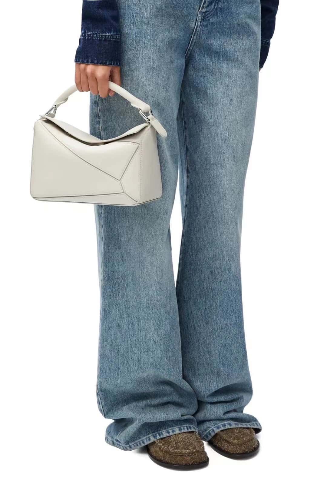 LOEWE 緞面牛皮+Anagram刺繡肩帶<a href=