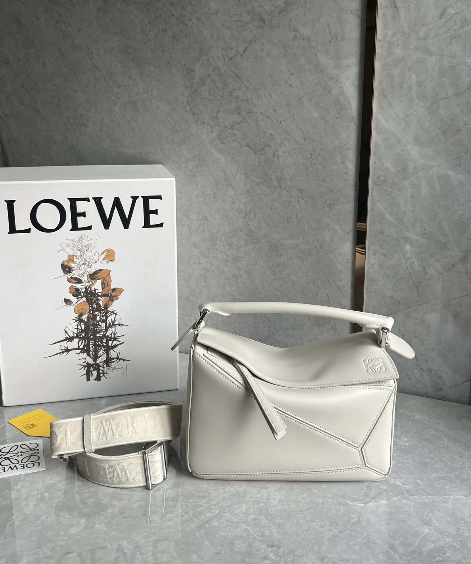 LOEWE 緞面牛皮+Anagram刺繡肩帶幾何包 0189鹽白24CM-頂級1:1精品<a href=