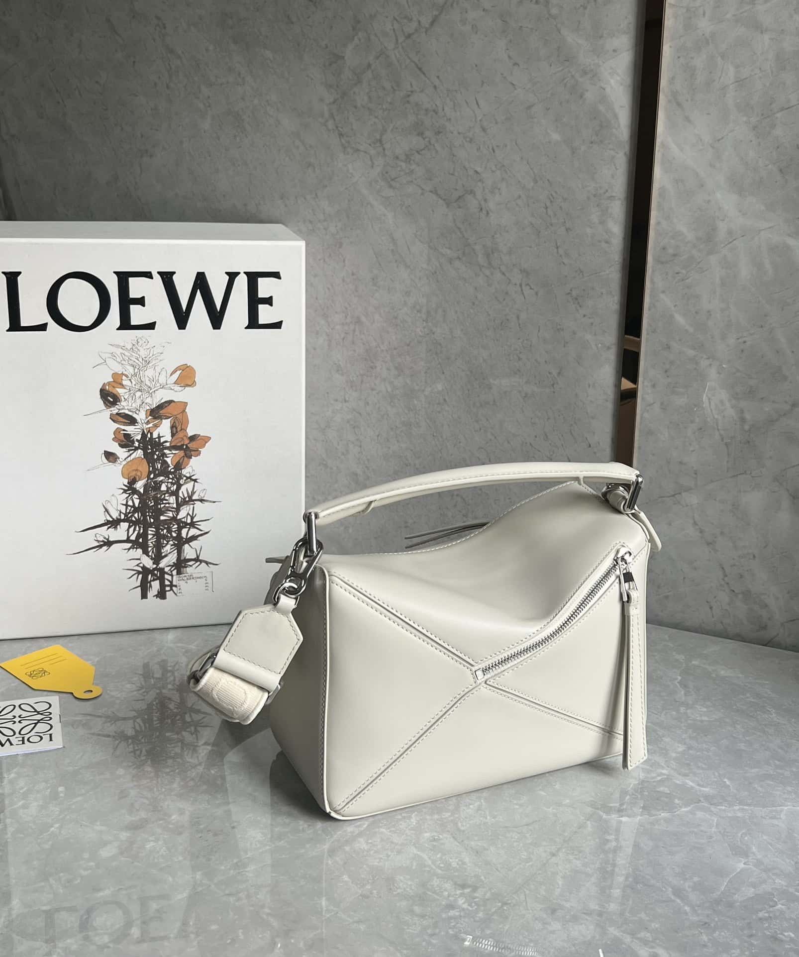 LOEWE 緞面牛皮+Anagram刺繡肩帶幾何包 0189鹽白24CM-頂級1:1精品<a href=