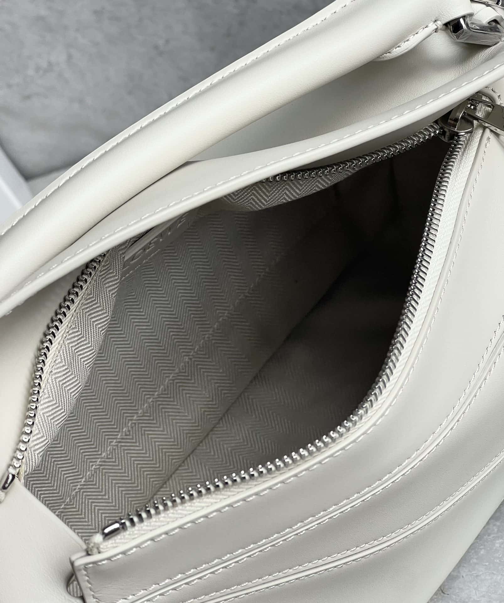 LOEWE 緞面牛皮+Anagram刺繡肩帶幾何包 0189鹽白24CM-頂級1:1精品高仿包包香港台灣批發價格推薦微信哪裡買