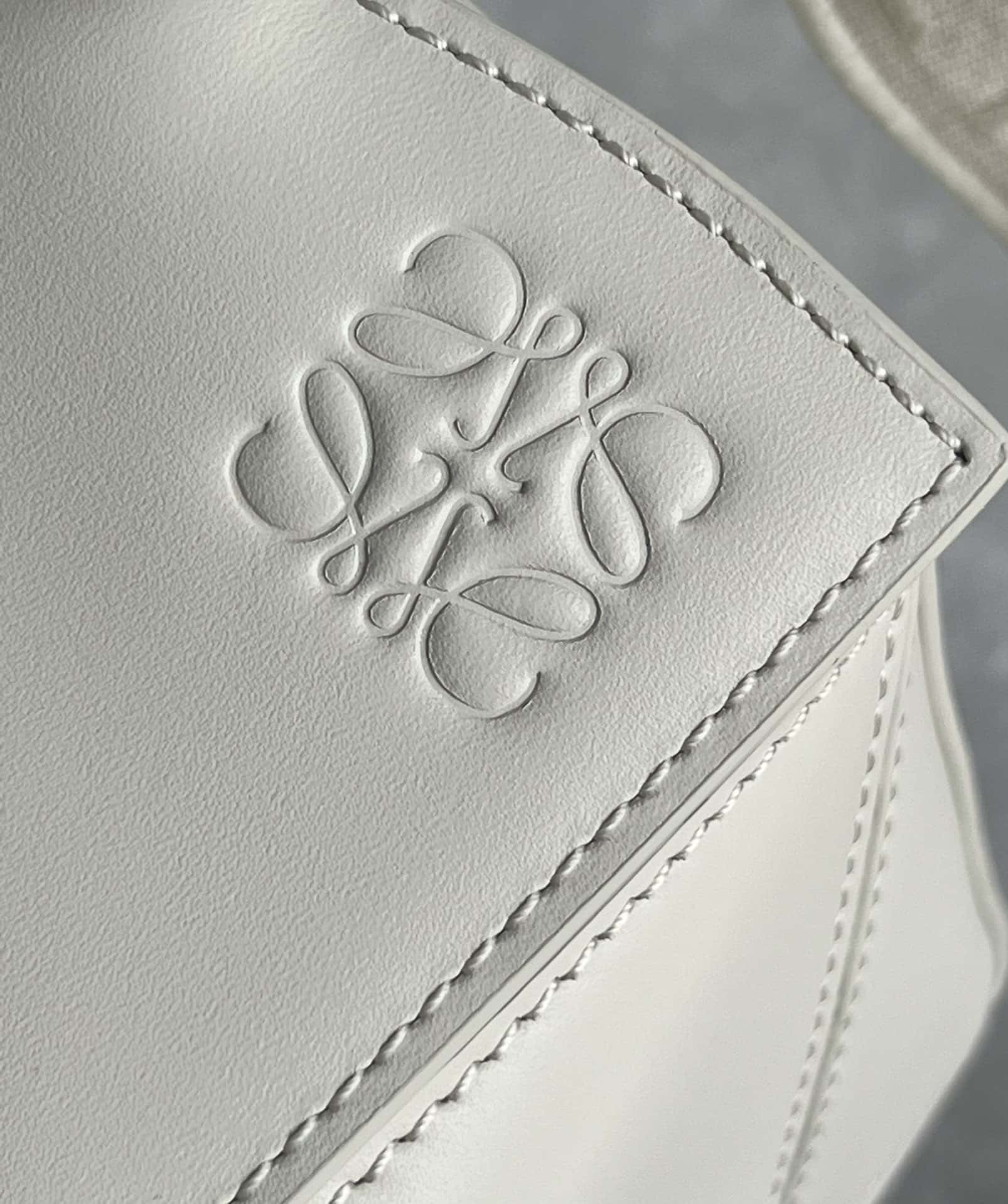 LOEWE 緞面牛皮+Anagram刺繡肩帶幾何包 0189鹽白24CM-頂級1:1精品<a href=