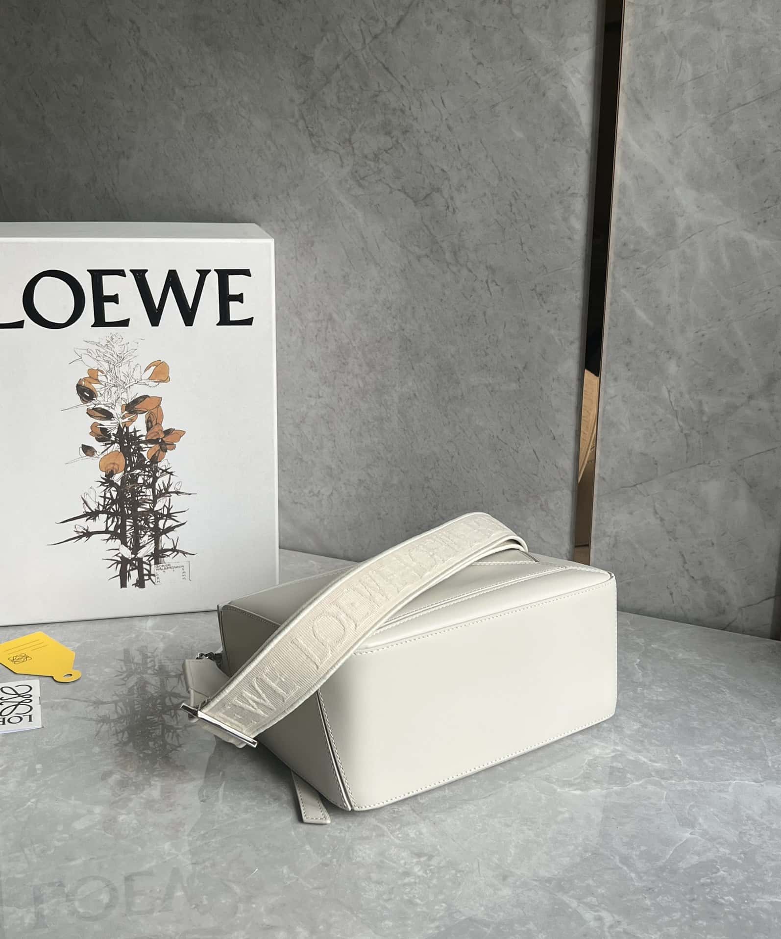 LOEWE 緞面牛皮+Anagram刺繡肩帶幾何包 0189鹽白24CM-頂級1:1精品高仿包包香港台灣批發價格推薦微信哪裡買