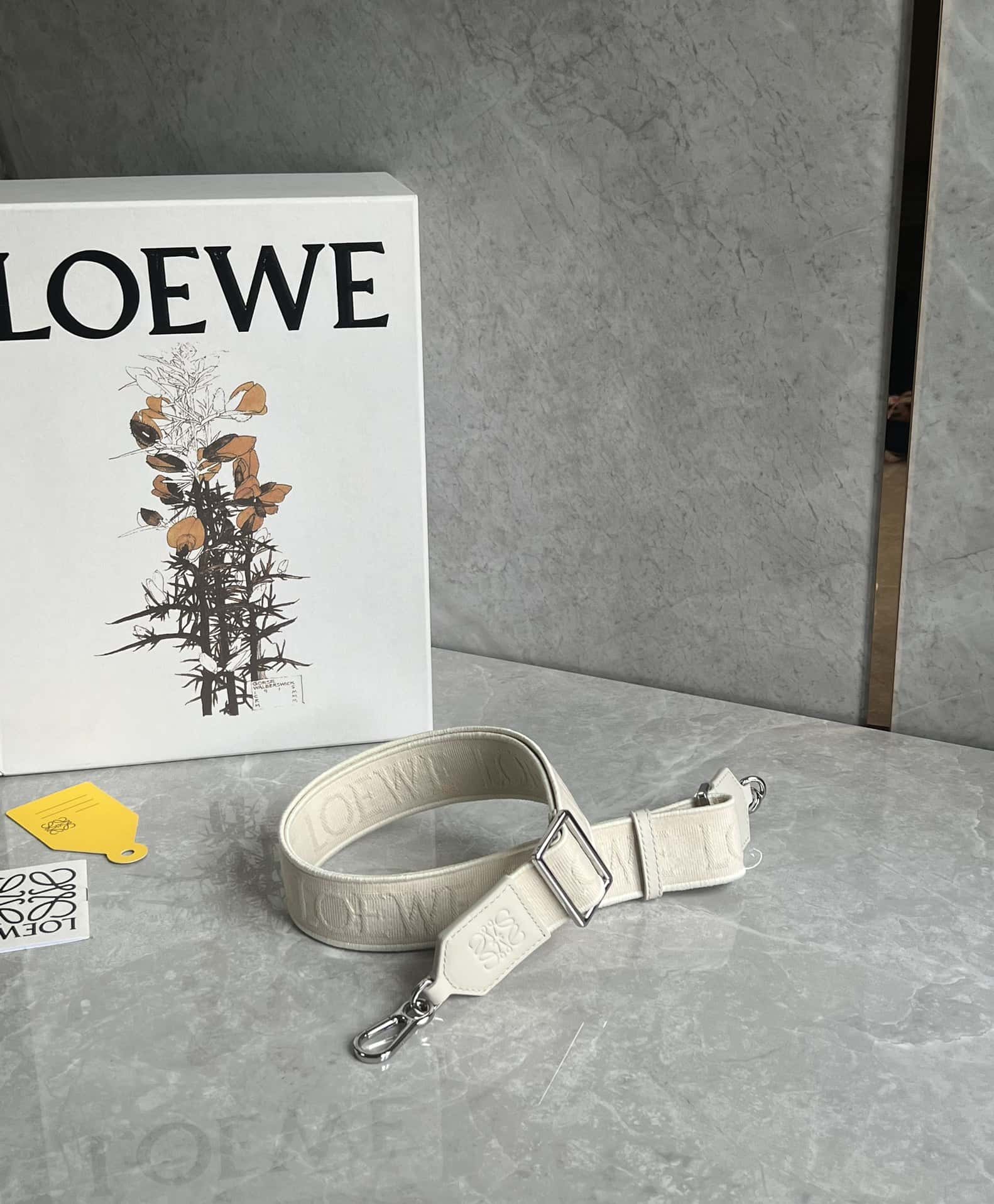 LOEWE 緞面牛皮+Anagram刺繡肩帶幾何包 0189鹽白24CM-頂級1:1精品高仿包包香港台灣批發價格推薦微信哪裡買