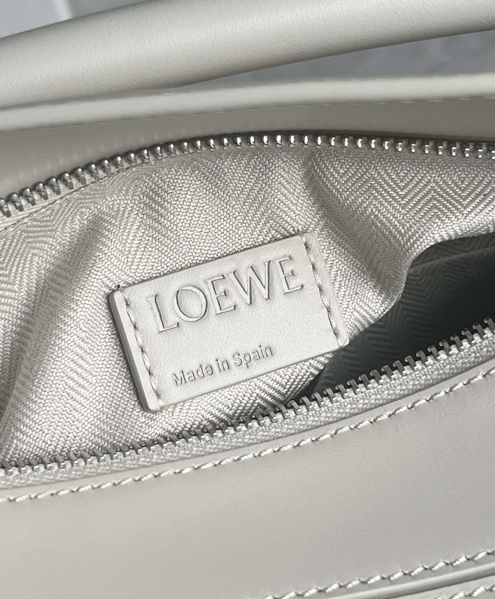 LOEWE 緞面牛皮+Anagram刺繡肩帶幾何包 0189鹽白24CM-頂級1:1精品高仿包包香港台灣批發價格推薦微信哪裡買