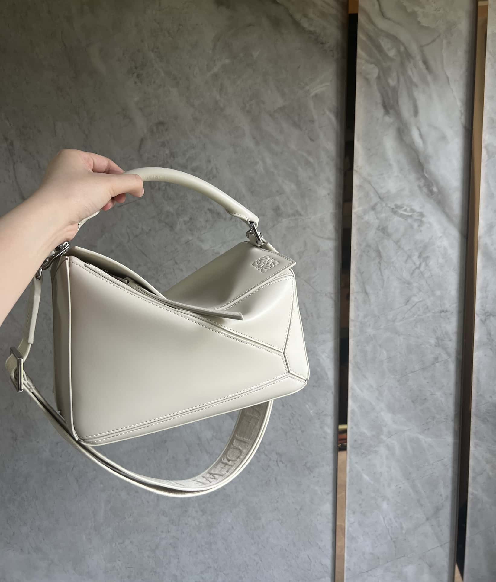 LOEWE 緞面牛皮+Anagram刺繡肩帶幾何包 0189鹽白24CM-頂級1:1精品高仿包包香港台灣批發價格推薦微信哪裡買