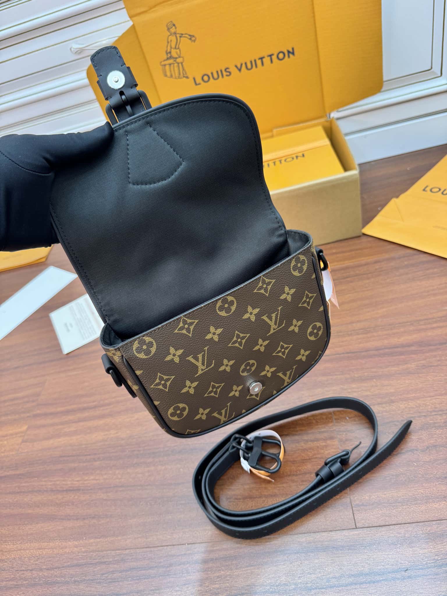 LV M47060 當季新款 MONTSOURIS 小號郵差包-頂級1:1精品高仿包包香港台灣批發價格推薦微信哪裡買