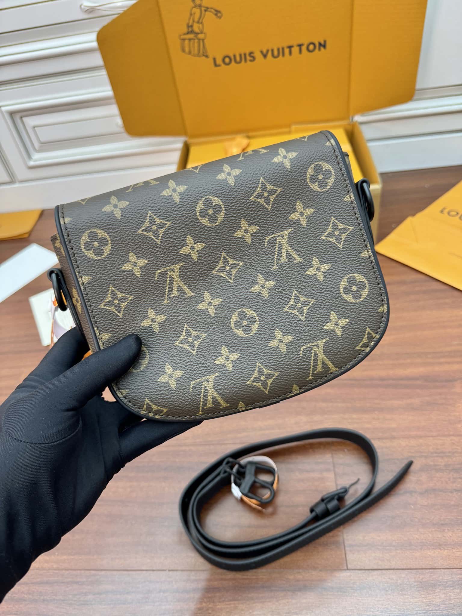 LV M47060 當季新款 MONTSOURIS 小號郵差包-頂級1:1精品高仿包包香港台灣批發價格推薦微信哪裡買