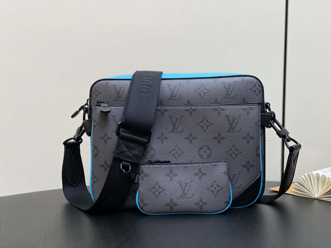 【原單精品】M11648藍色銀花 男包三件套郵差包系列 TRIO 郵差包-頂級1:1精品高仿包包香港台灣批發價格推薦微信哪裡買