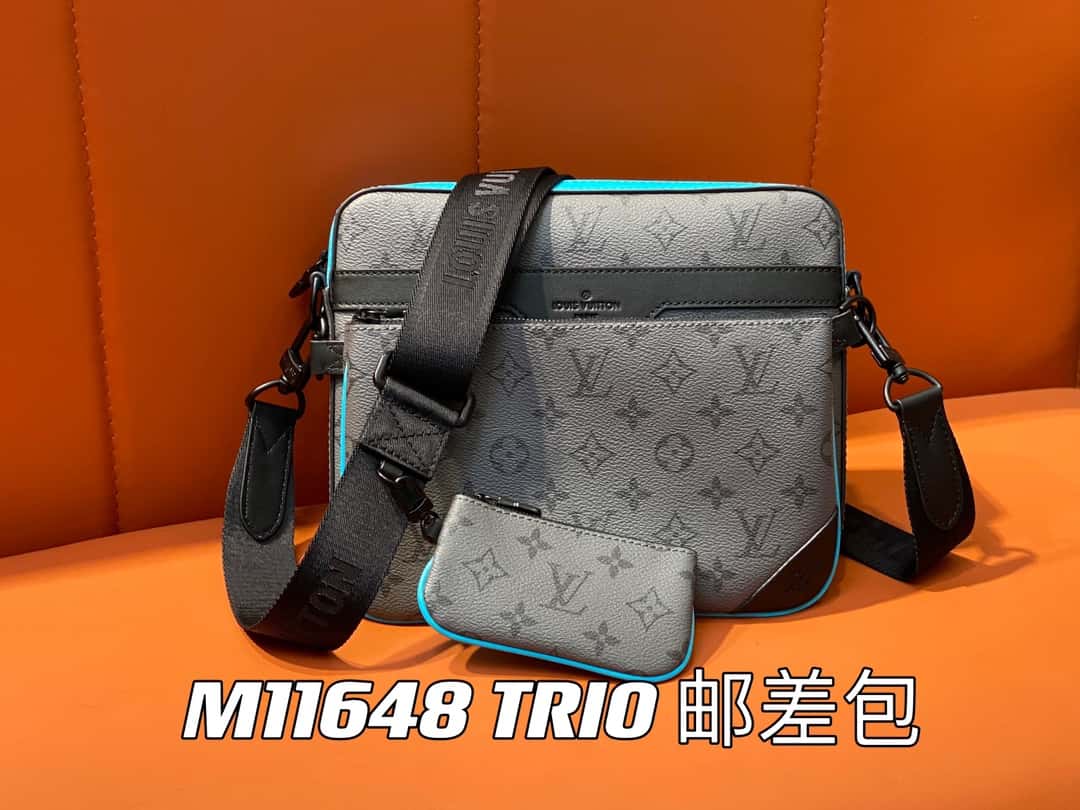 【原單精品】M11648藍色銀花 男包三件套郵差包系列 TRIO 郵差包-頂級1:1精品高仿包包香港台灣批發價格推薦微信哪裡買