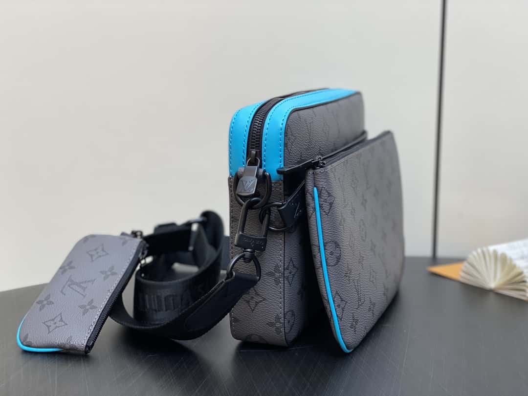 【原單精品】M11648藍色銀花 男包三件套郵差包系列 TRIO 郵差包-頂級1:1精品高仿包包香港台灣批發價格推薦微信哪裡買