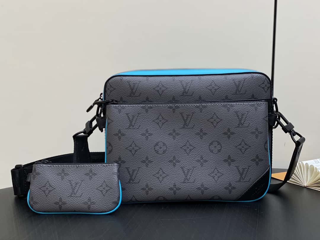 【原單精品】M11648藍色銀花 男包三件套郵差包系列 TRIO 郵差包-頂級1:1精品高仿包包香港台灣批發價格推薦微信哪裡買