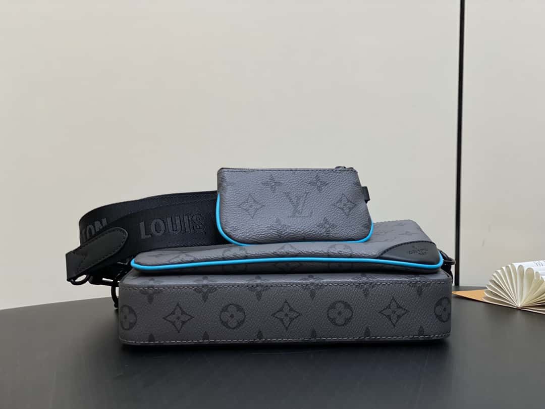 【原單精品】M11648藍色銀花 男包三件套郵差包系列 TRIO 郵差包-頂級1:1精品高仿包包香港台灣批發價格推薦微信哪裡買