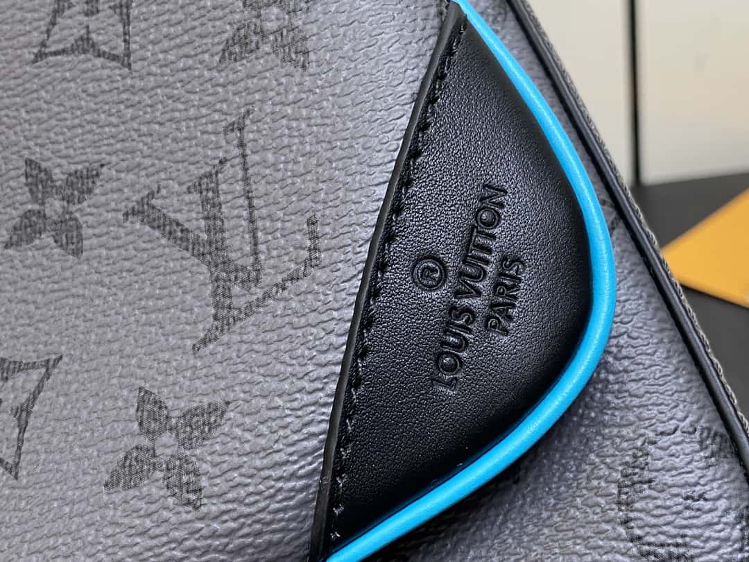 【原單精品】M11648藍色銀花 男包三件套郵差包系列 TRIO 郵差包-頂級1:1精品高仿包包香港台灣批發價格推薦微信哪裡買