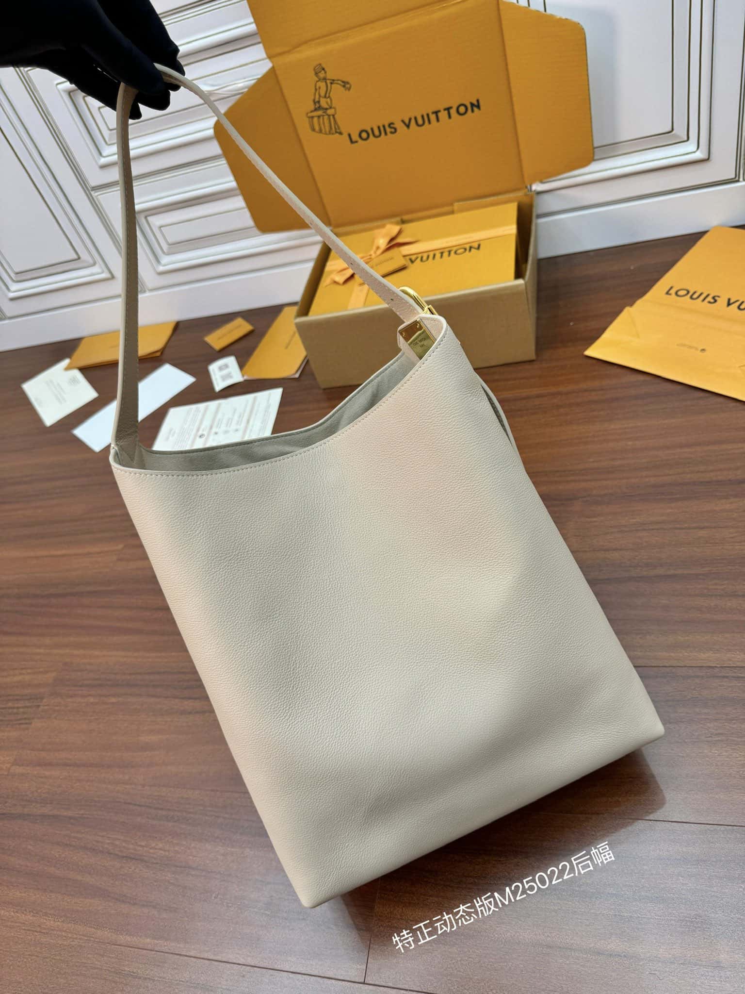 LV M25022 LOW KEY HOBO 中號手袋-頂級1:1精品高仿包包香港台灣批發價格推薦微信哪裡買