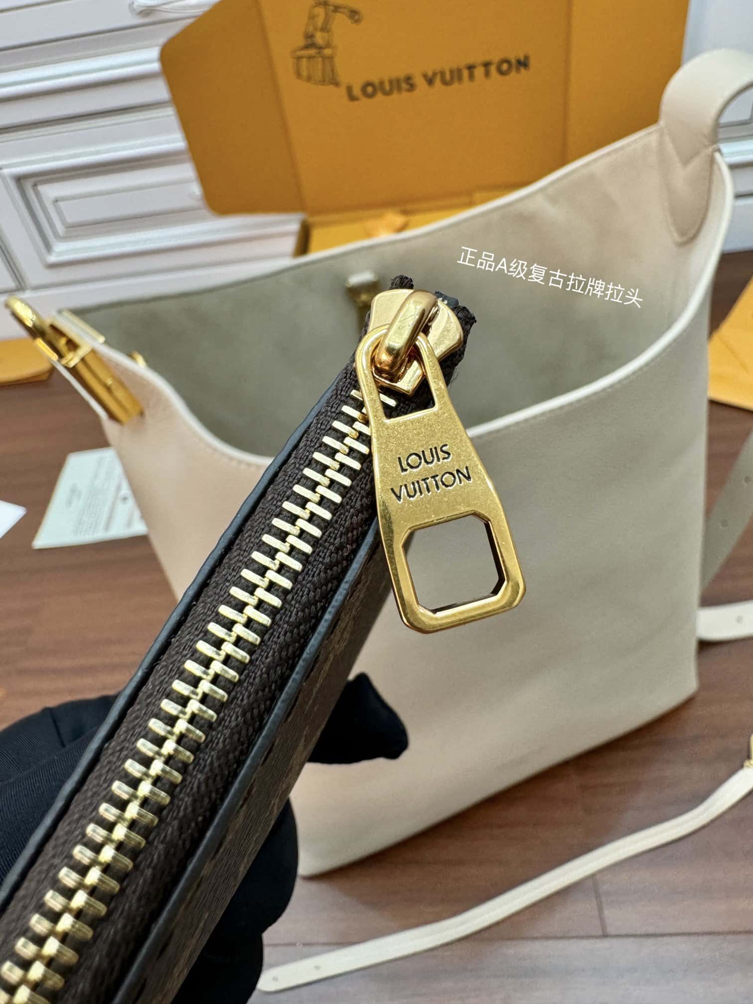 LV M25022 LOW KEY HOBO 中號手袋-頂級1:1精品高仿包包香港台灣批發價格推薦微信哪裡買