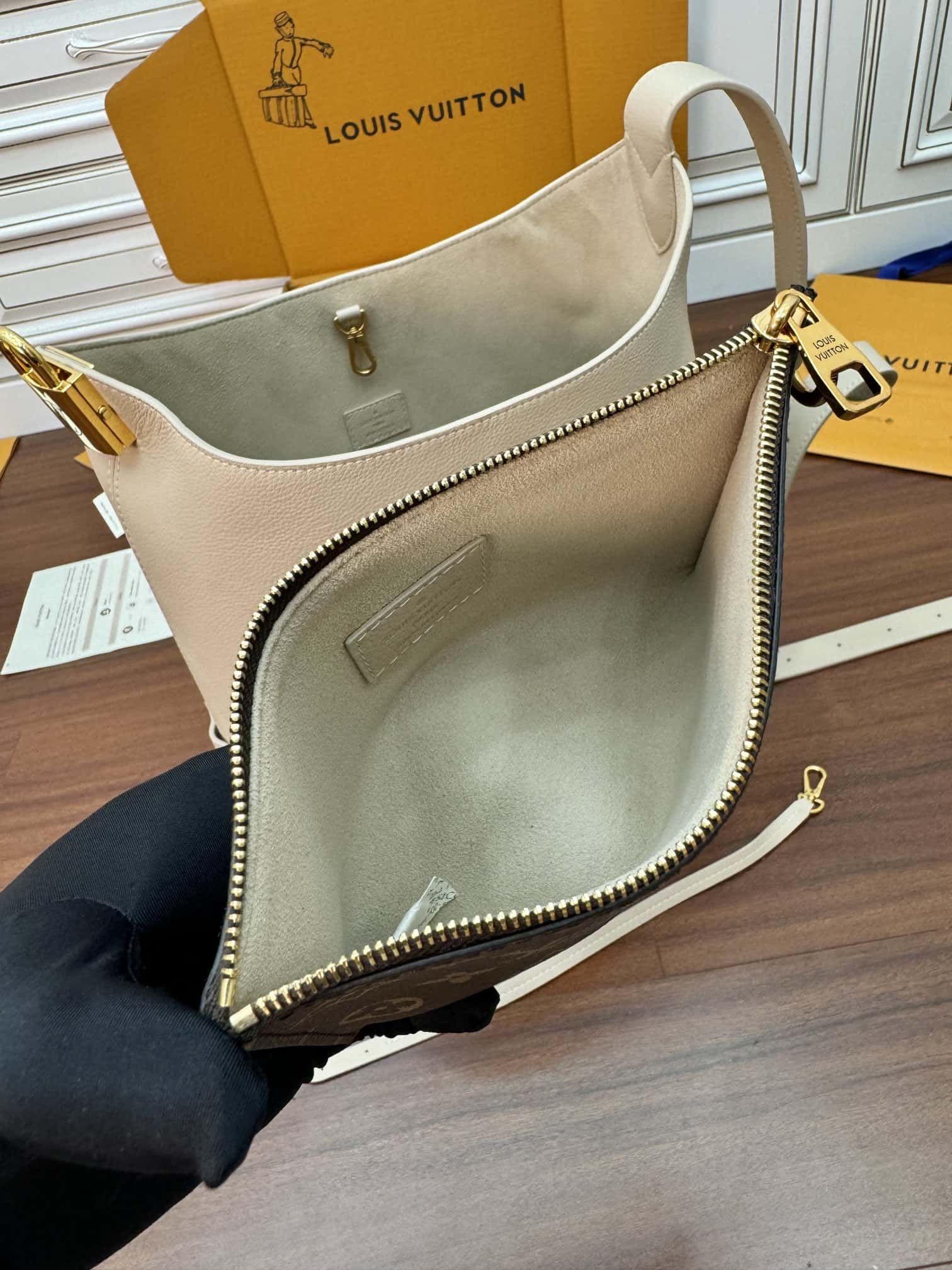 LV M25022 LOW KEY HOBO 中號手袋-頂級1:1精品高仿包包香港台灣批發價格推薦微信哪裡買